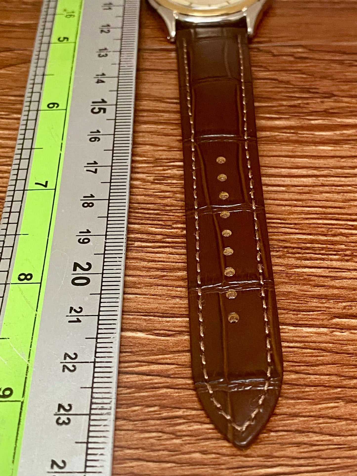 Vintage Seiko Quartz 7N01-7140 brown leather strap with measurement ruler detail