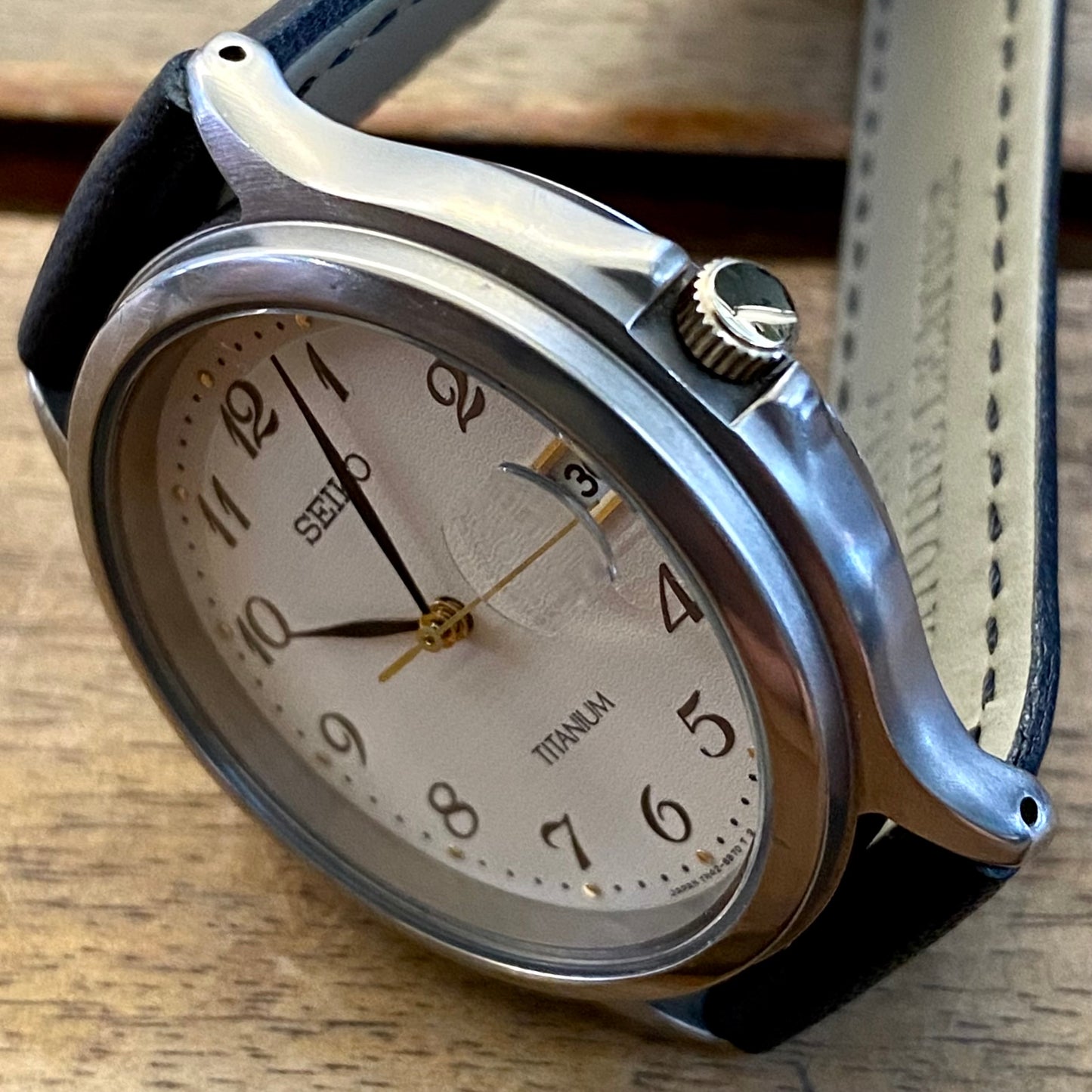 Vintage December 1992 Seiko Titanium Quartz 7N42-8A60 Cream Waffle Dial