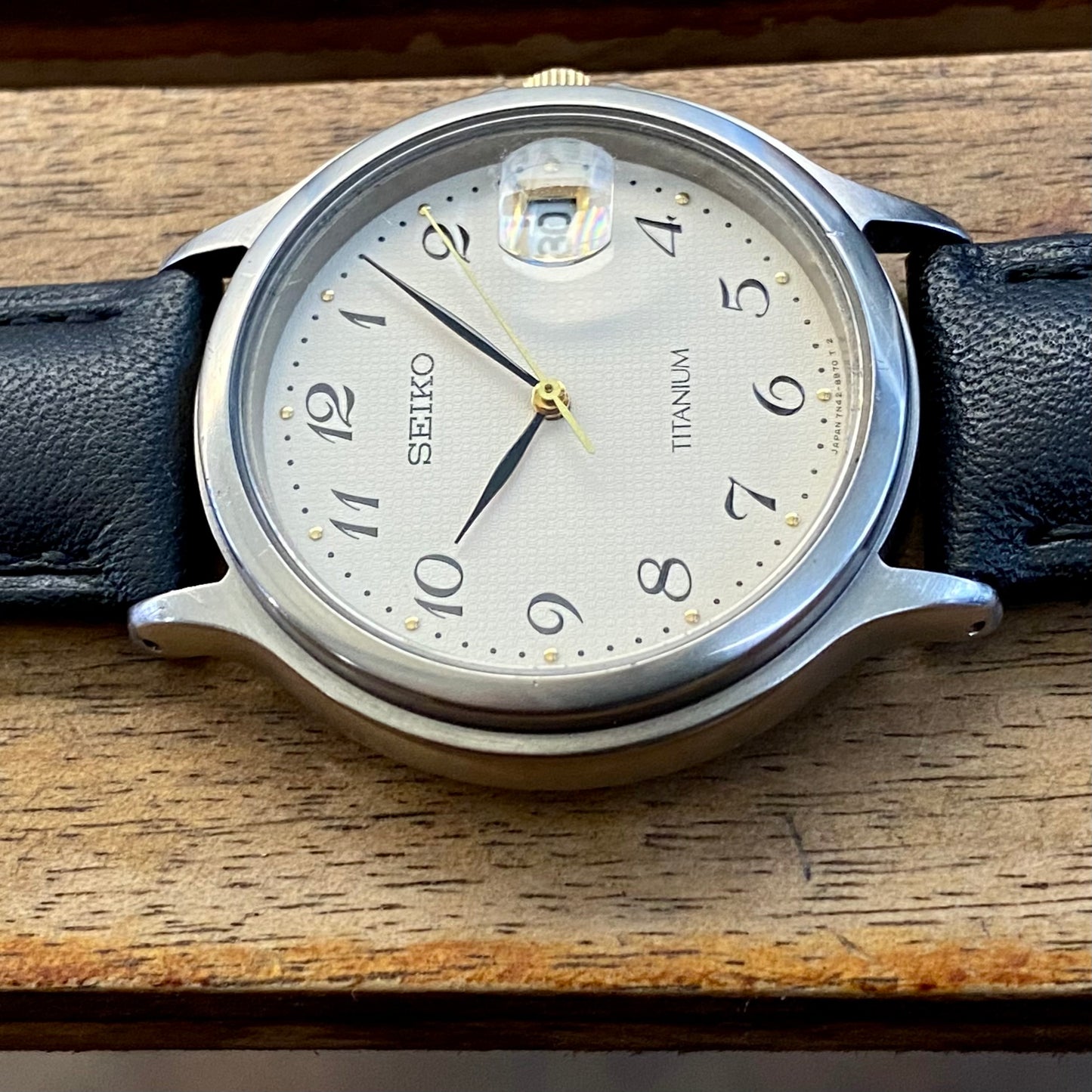 Vintage December 1992 Seiko Titanium Quartz 7N42-8A60 Cream Waffle Dial