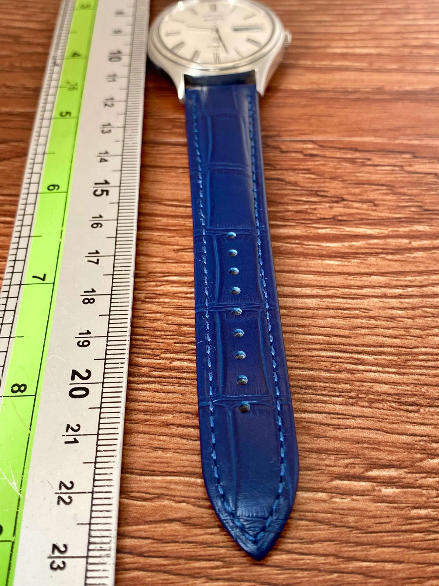 Vintage Seiko Quartz 0903-7030 Roman Dial, October 1976 UK VINTAGE WATCH LTD