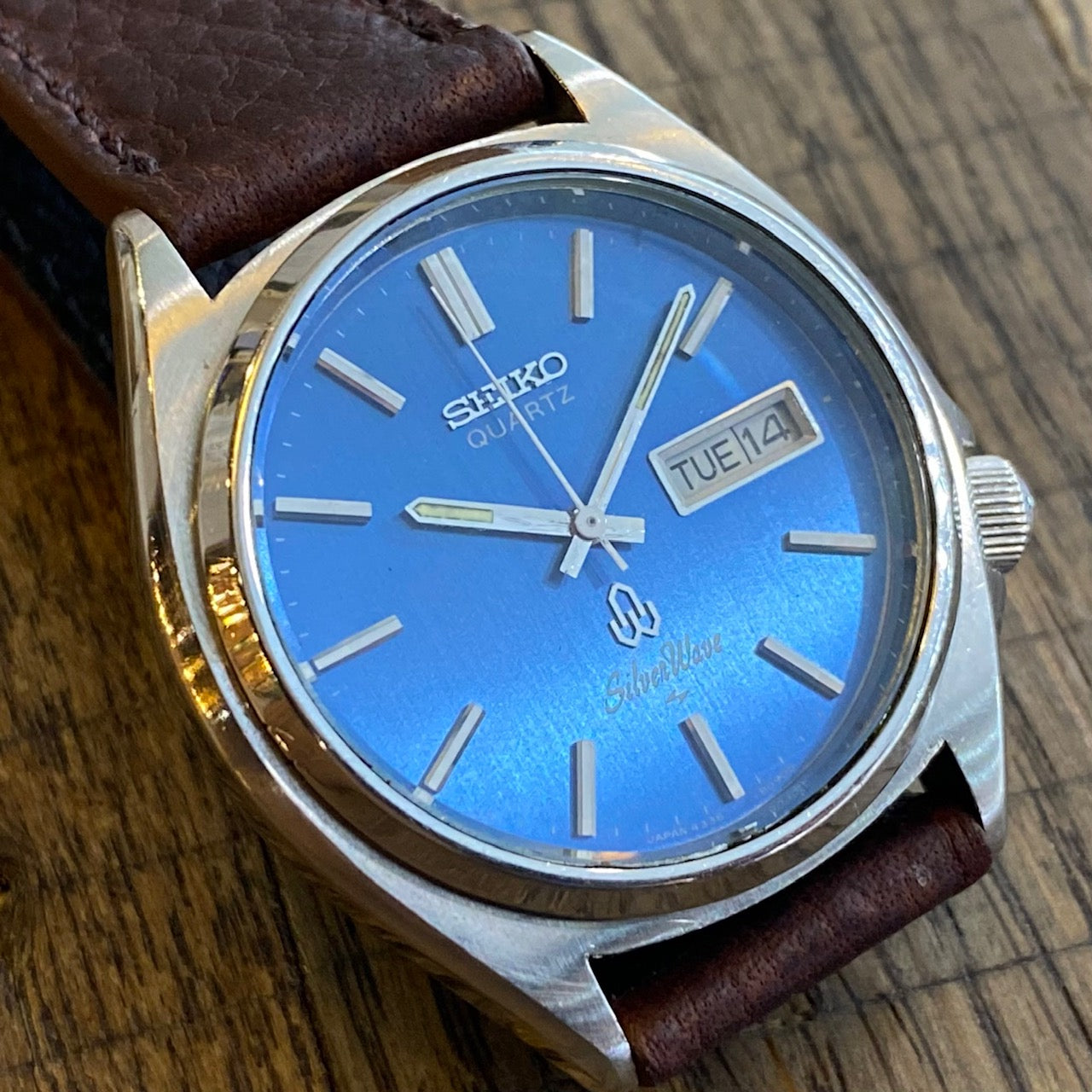 Vintage Seiko Quartz 4336-8090 Silver Wave, November 1977 UK VINTAGE WATCH LTD