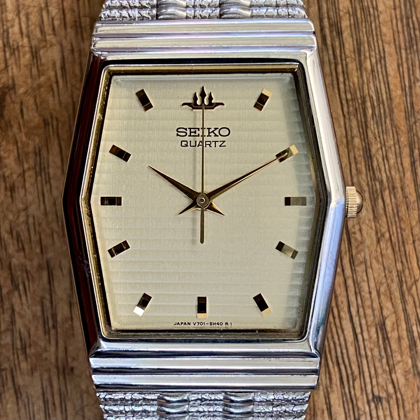 Vintage July 1992 Seiko Quartz Galaxy V701-5J90 White Steel Hexagonal 2–Tone Case 277718
