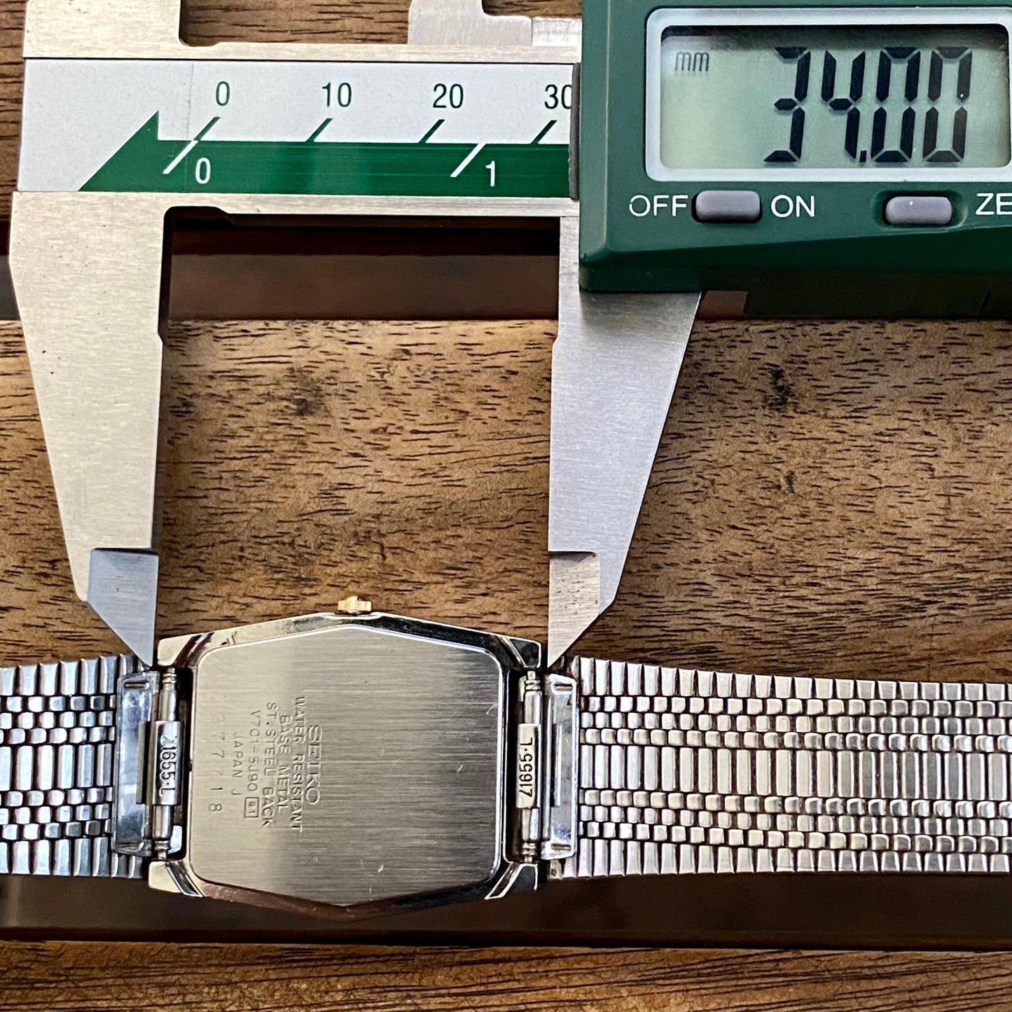 Vintage July 1992 Seiko Quartz Galaxy V701-5J90 White Steel Hexagonal 2–Tone Case 277718