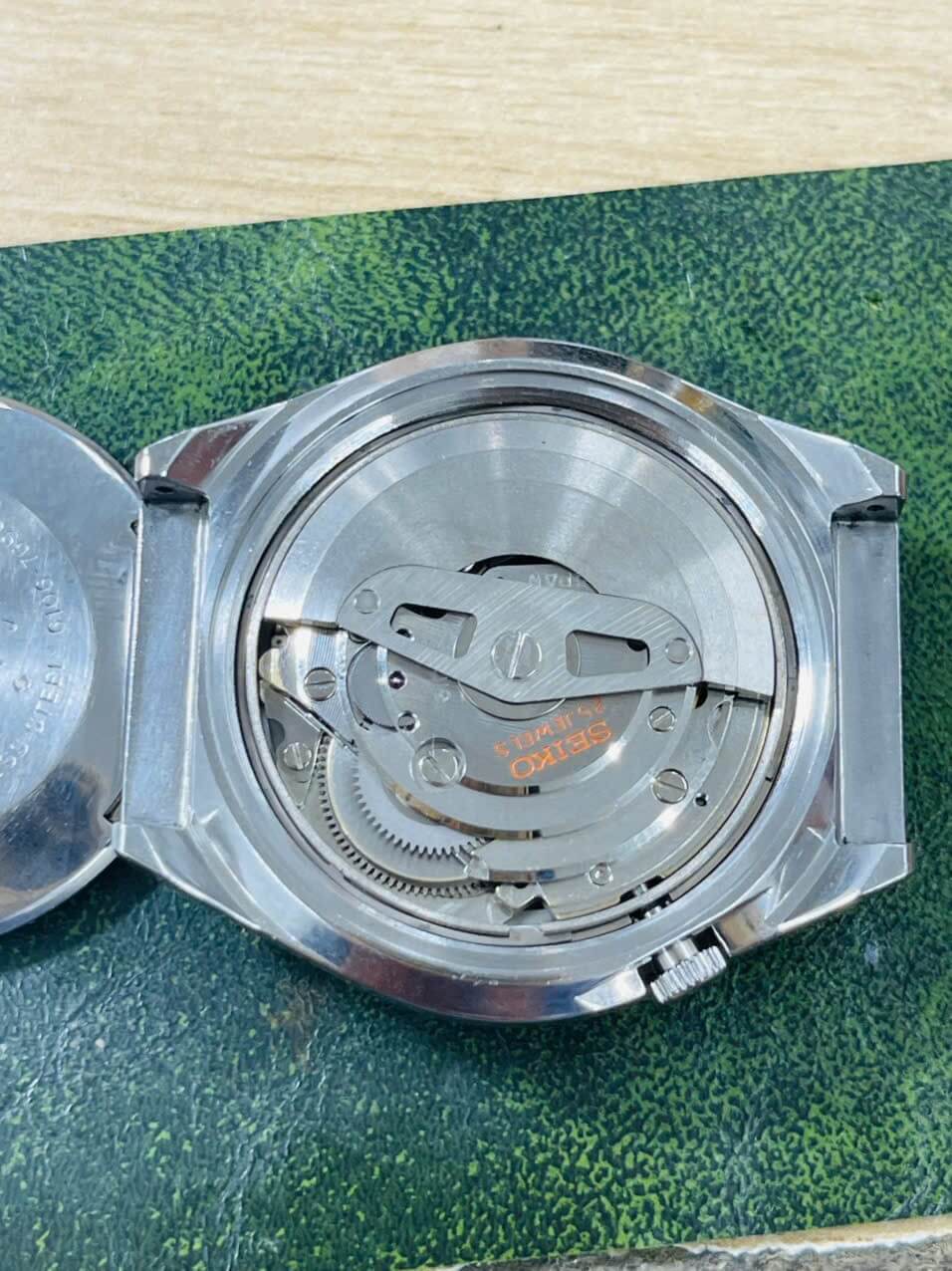 Inside view of Vintage Seiko 5 Actus 6106-7690 watch movement, showcasing the intricate mechanics and craftsmanship.