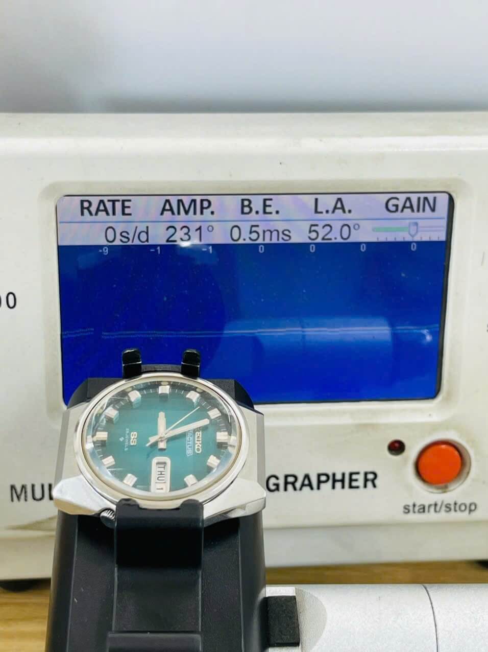 Vintage Seiko 5 Actus 6106-7690 on a timing machine displaying measurement results.