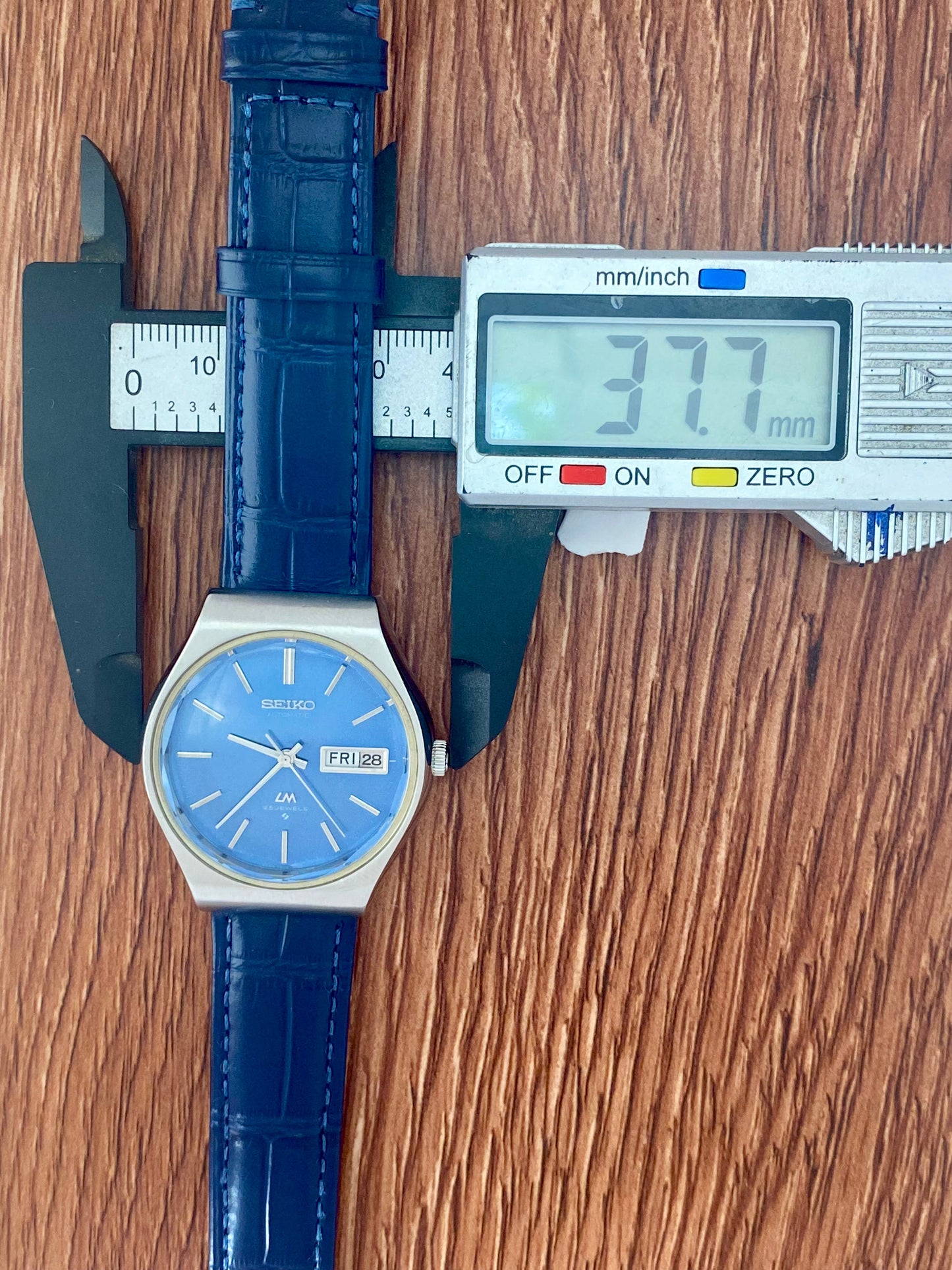 Vintage Seiko Lord Matic 5606-8100 Serviced Blue Tosca, October 1975 UK VINTAGE WATCH LTD