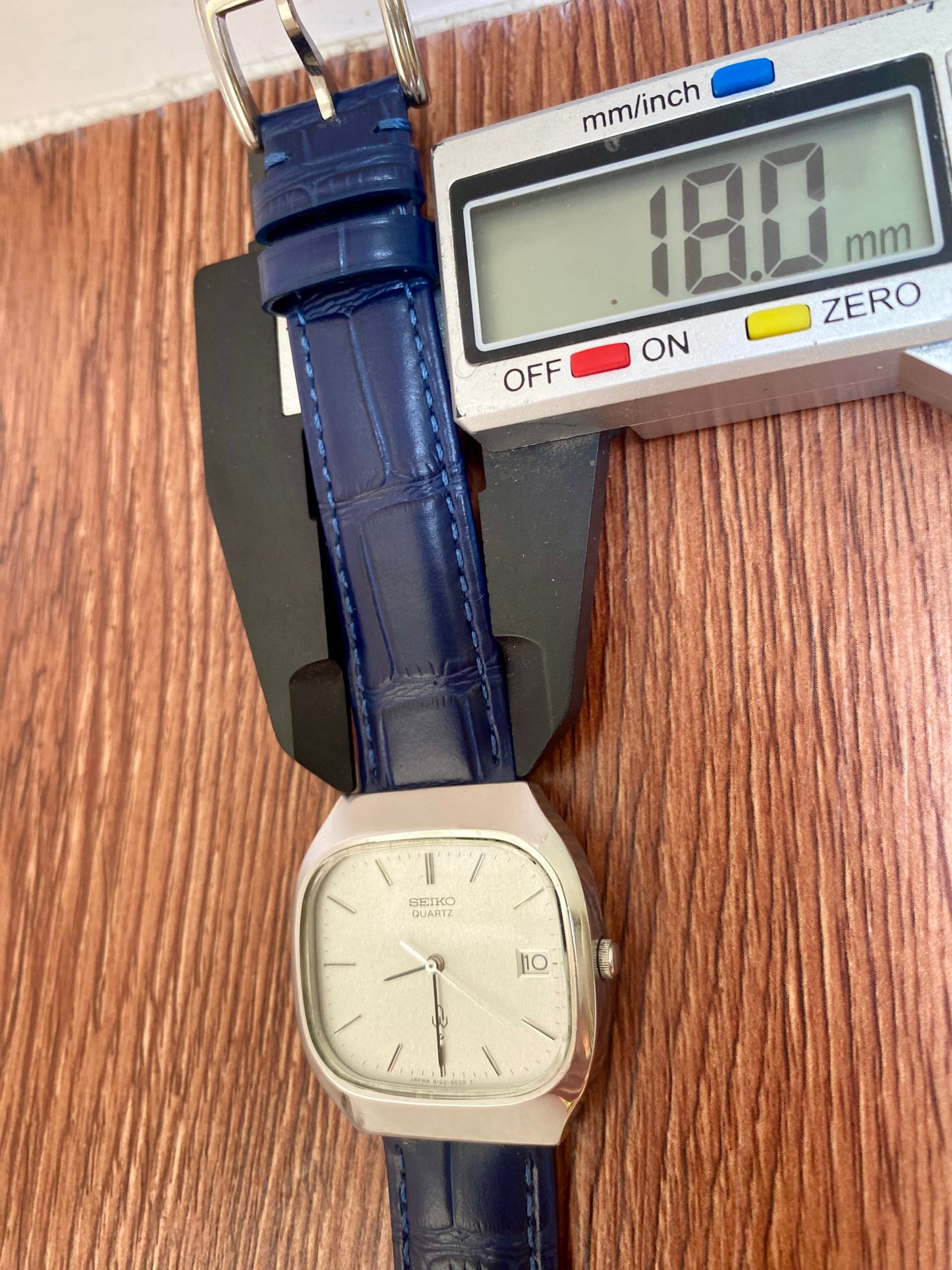 Vintage Seiko Quartz 4122-5010 White Sand, TV Case, January 1978 UK VINTAGE WATCH LTD