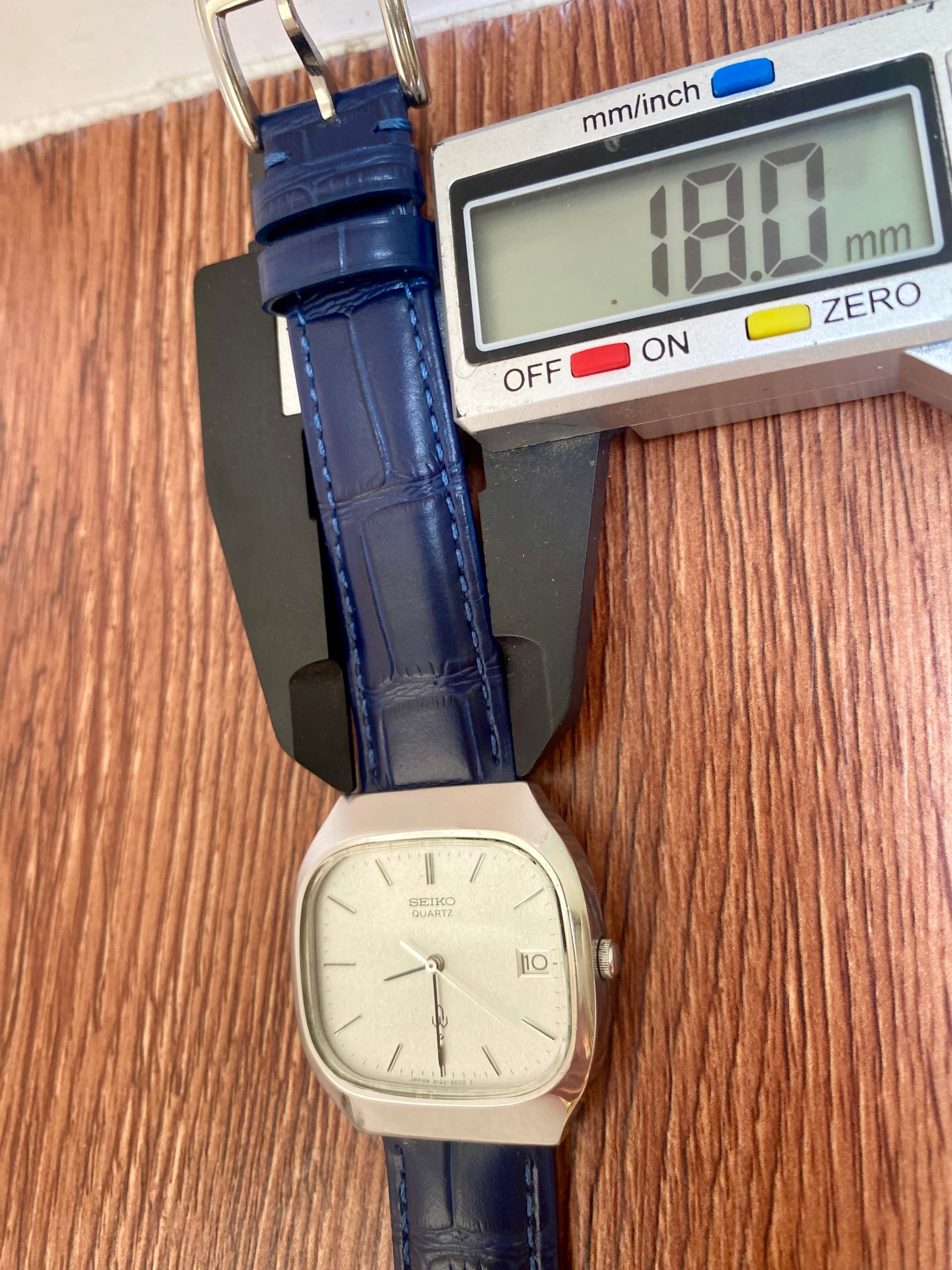 Vintage Seiko Quartz 4122-5010 White Sand, TV Case, January 1978 UK VINTAGE WATCH LTD