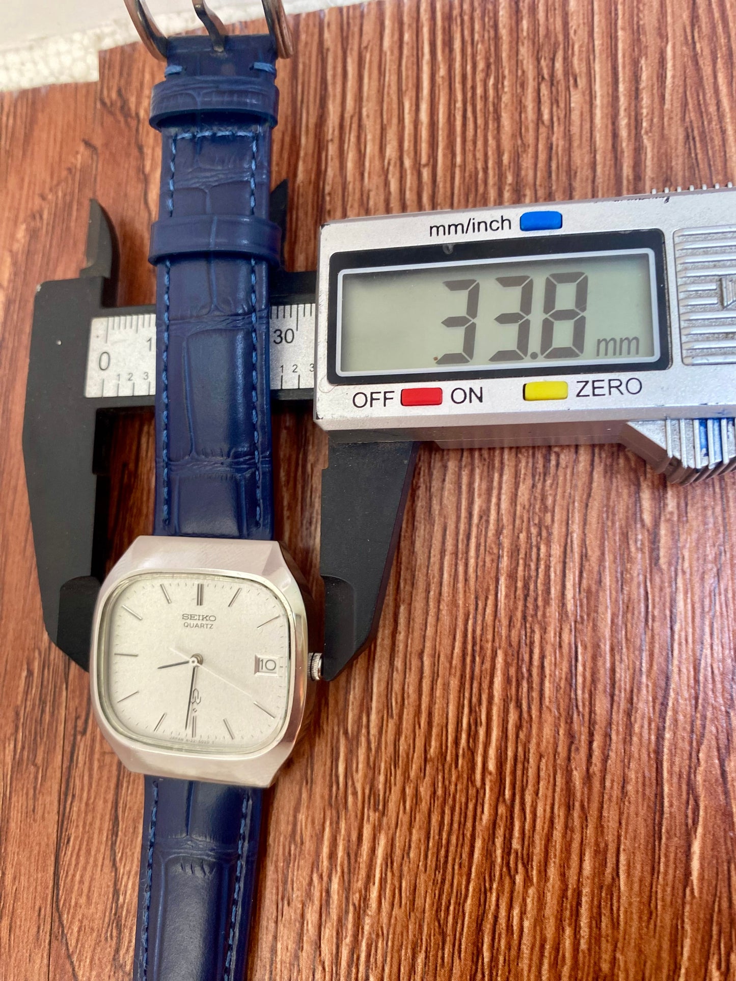 Vintage Seiko Quartz 4122-5010 White Sand, TV Case, January 1978 UK VINTAGE WATCH LTD