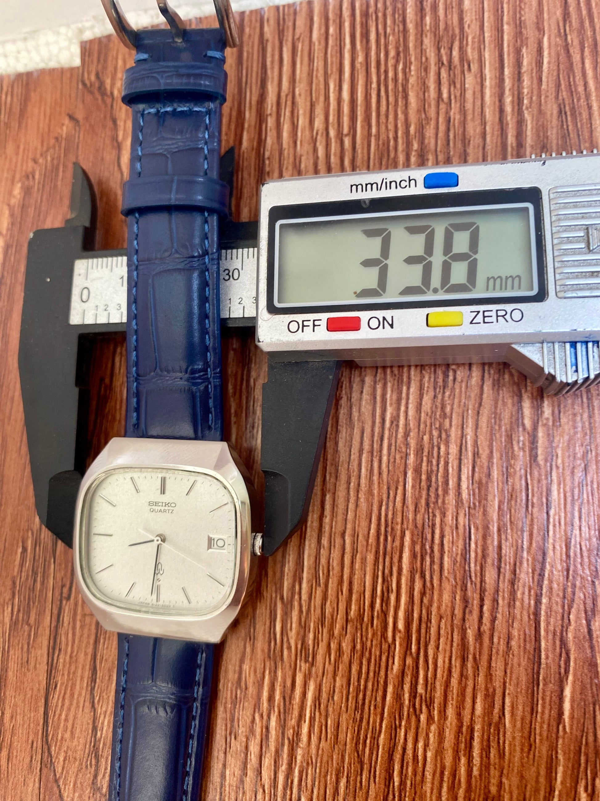 Vintage Seiko Quartz 4122-5010 White Sand, TV Case, January 1978 UK VINTAGE WATCH LTD