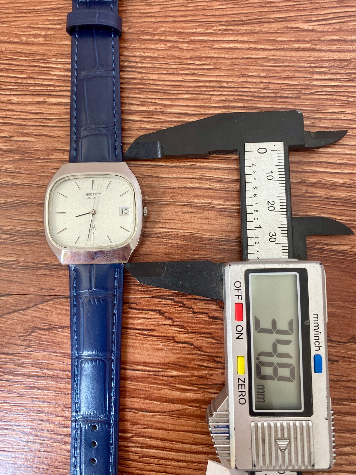 Vintage Seiko Quartz 4122-5010 White Sand, TV Case, January 1978 UK VINTAGE WATCH LTD
