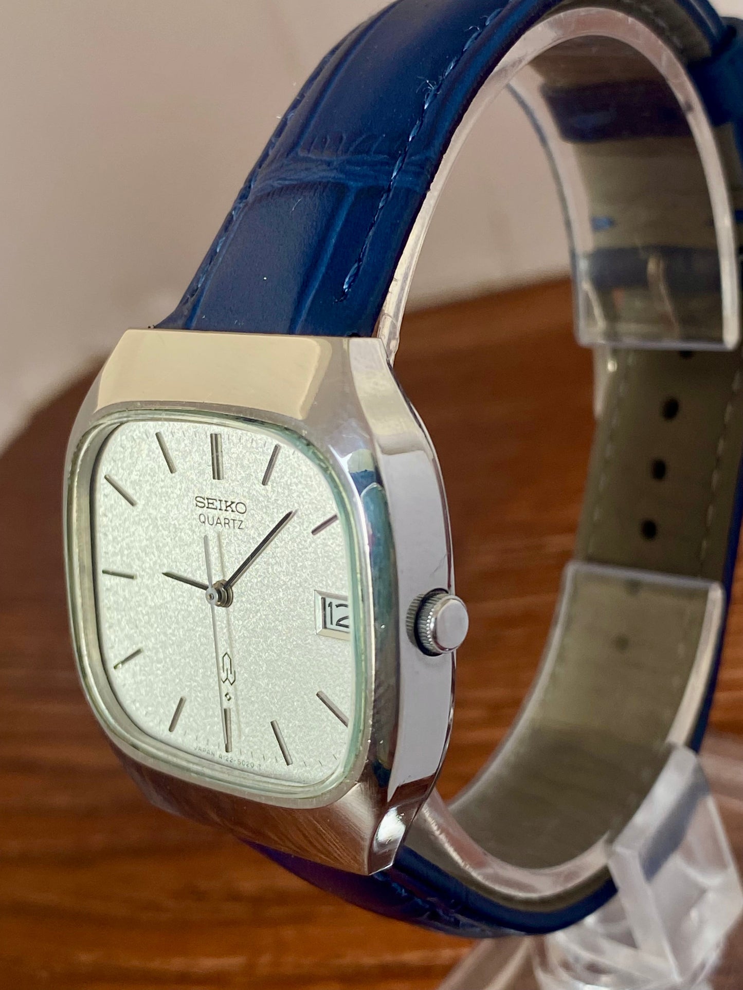 Vintage Seiko Quartz 4122-5010 White Sand, TV Case, January 1978 UK VINTAGE WATCH LTD