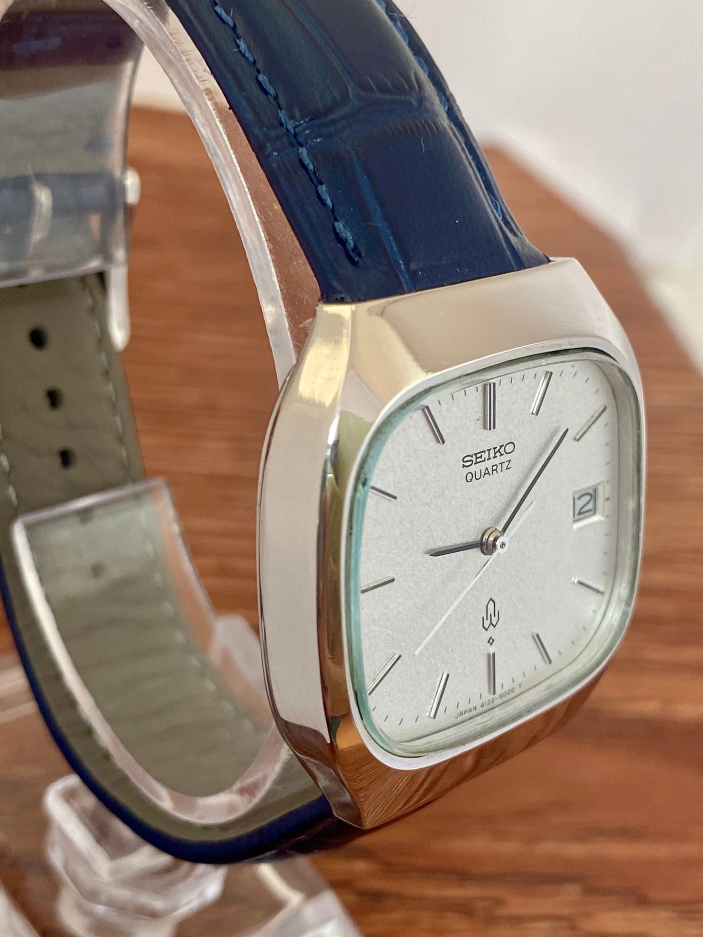 Vintage Seiko Quartz 4122-5010 White Sand, TV Case, January 1978 UK VINTAGE WATCH LTD