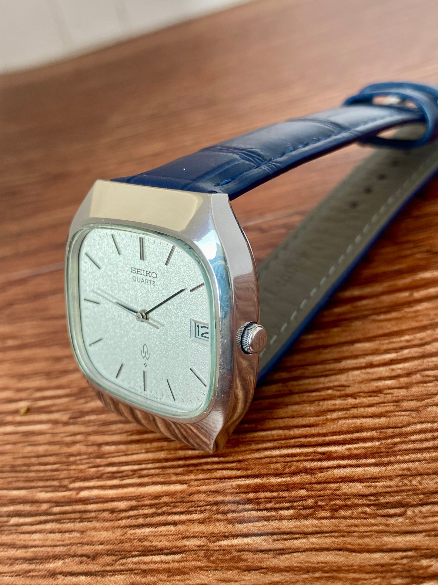 Vintage Seiko Quartz 4122-5010 White Sand, TV Case, January 1978 UK VINTAGE WATCH LTD