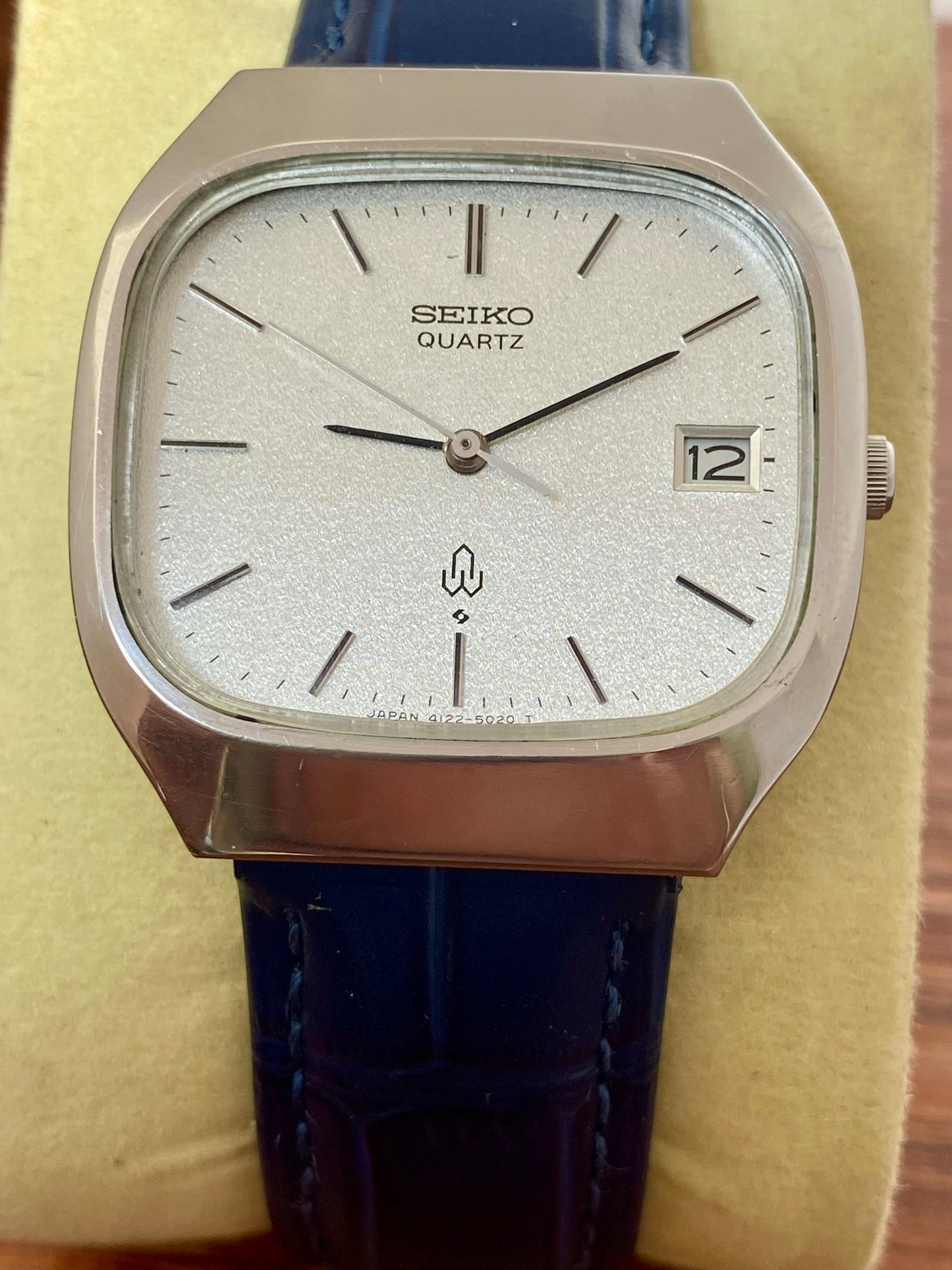 Vintage Seiko Quartz 4122-5010 White Sand, TV Case, January 1978 UK VINTAGE WATCH LTD