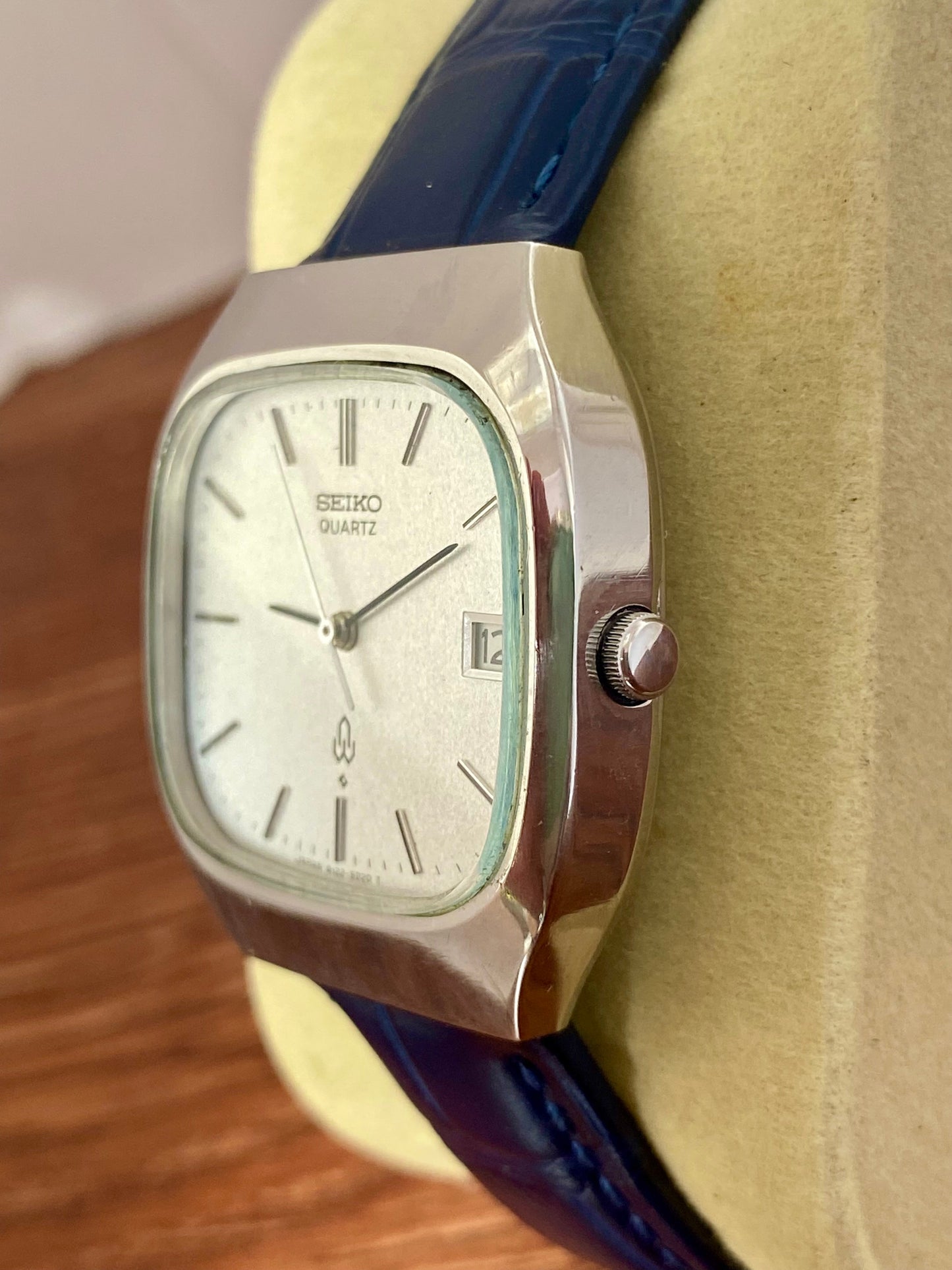 Vintage Seiko Quartz 4122-5010 White Sand, TV Case, January 1978 UK VINTAGE WATCH LTD