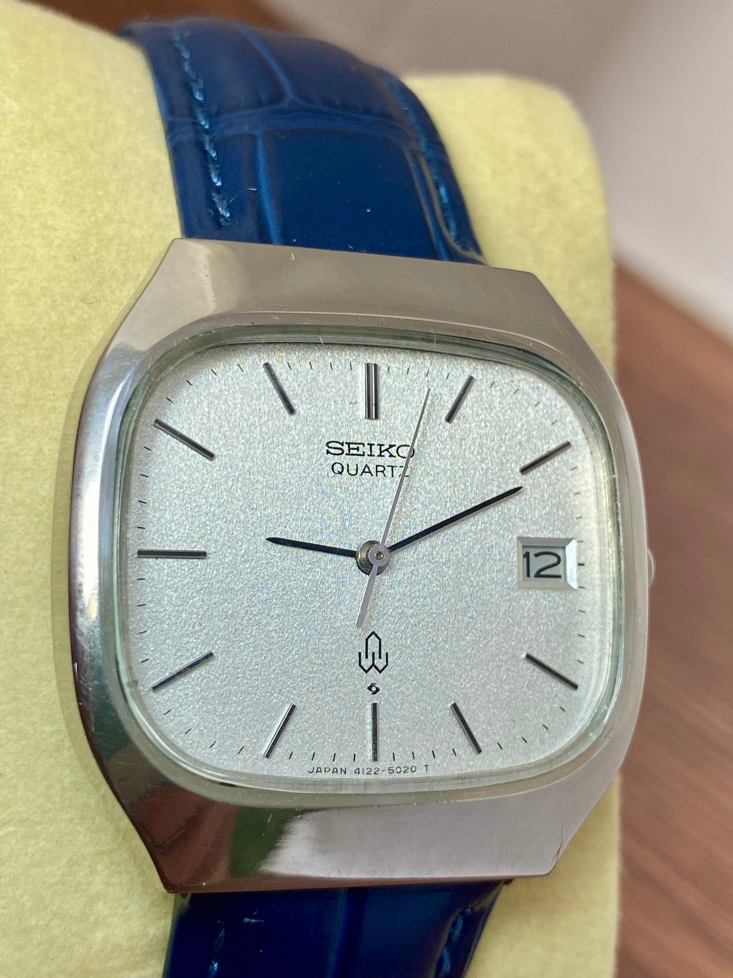 Vintage Seiko Quartz 4122-5010 White Sand, TV Case, January 1978 UK VINTAGE WATCH LTD