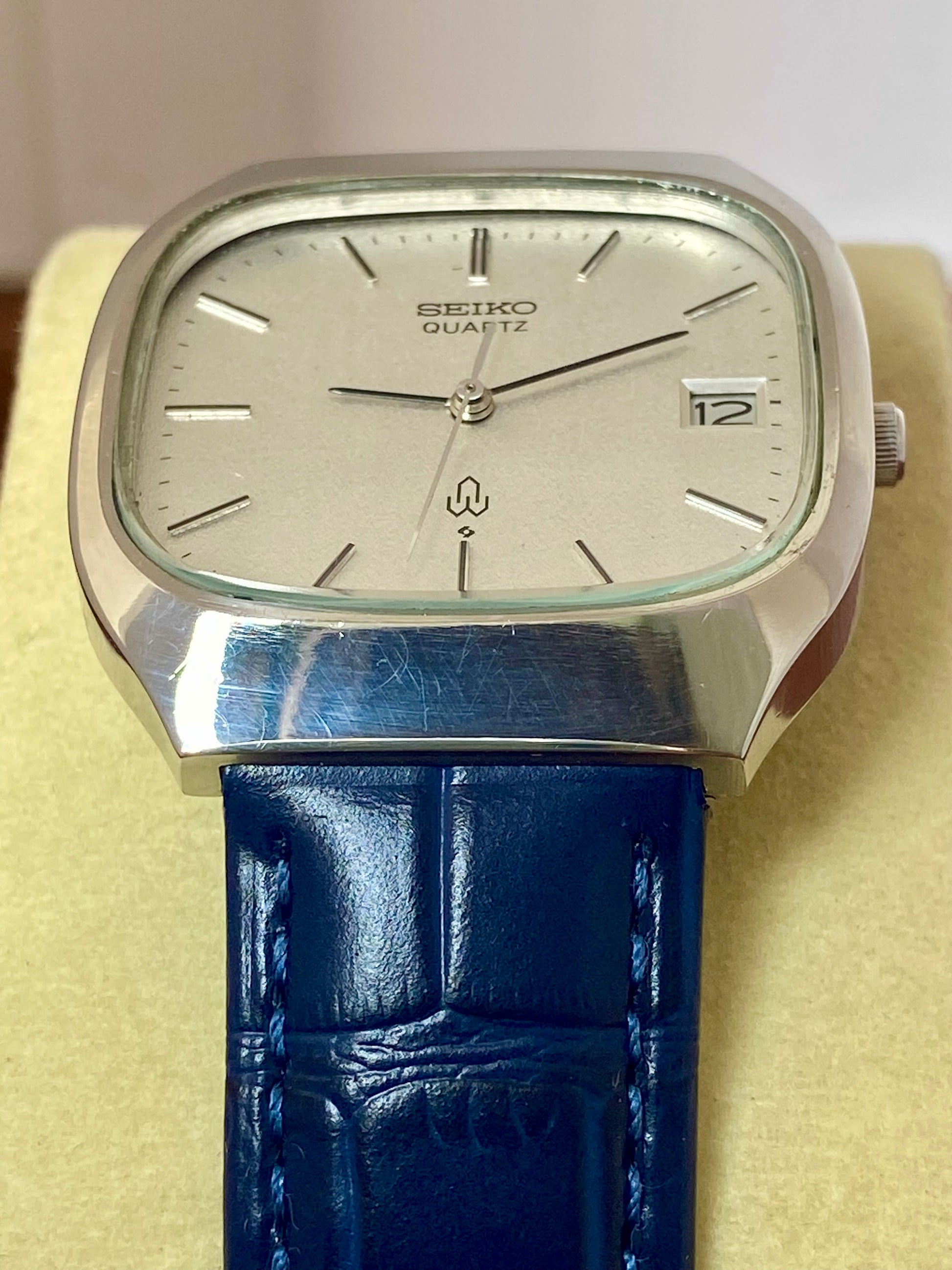 Vintage Seiko Quartz 4122-5010 White Sand, TV Case, January 1978 UK VINTAGE WATCH LTD