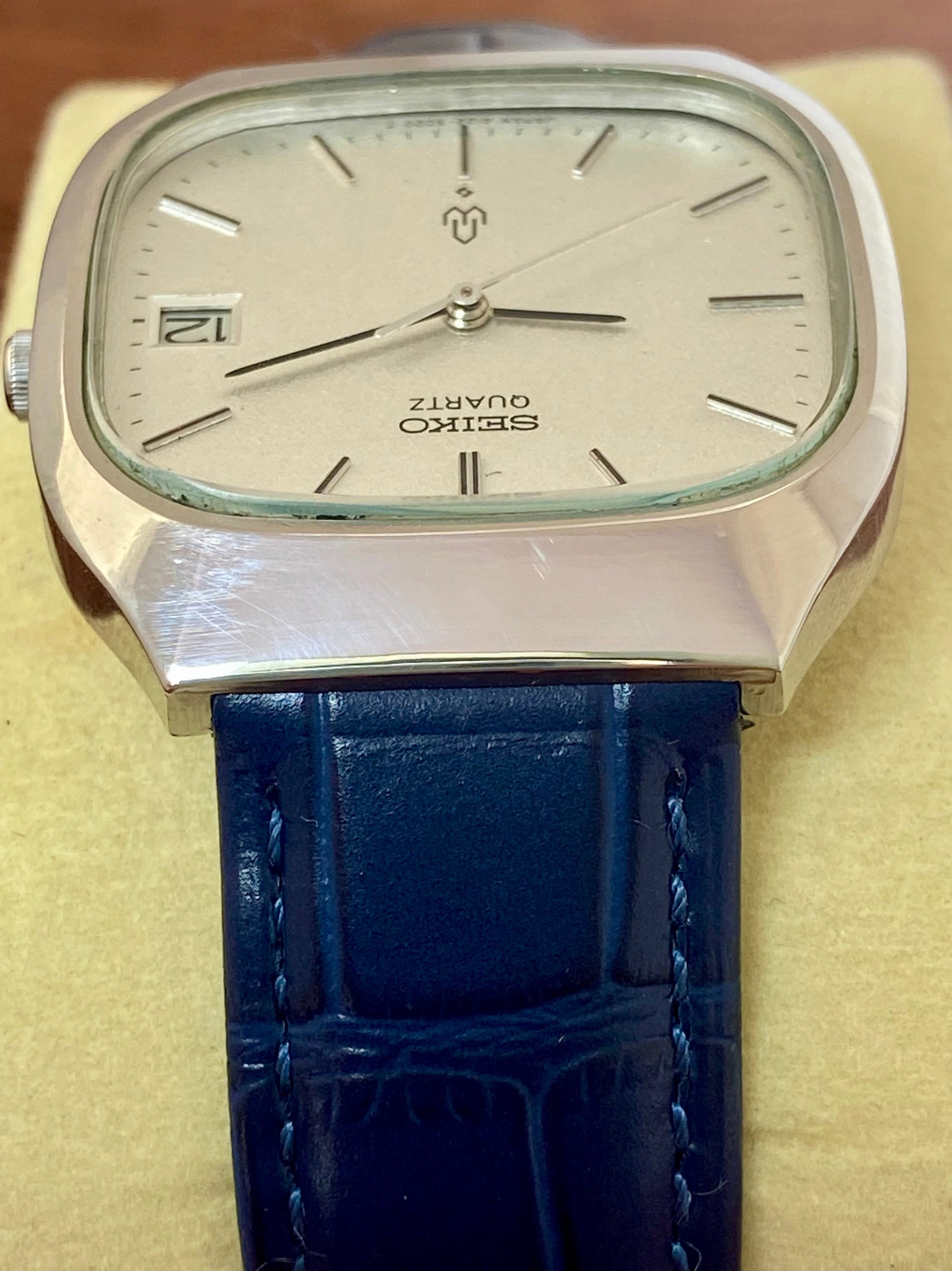 Vintage Seiko Quartz 4122-5010 White Sand, TV Case, January 1978 UK VINTAGE WATCH LTD