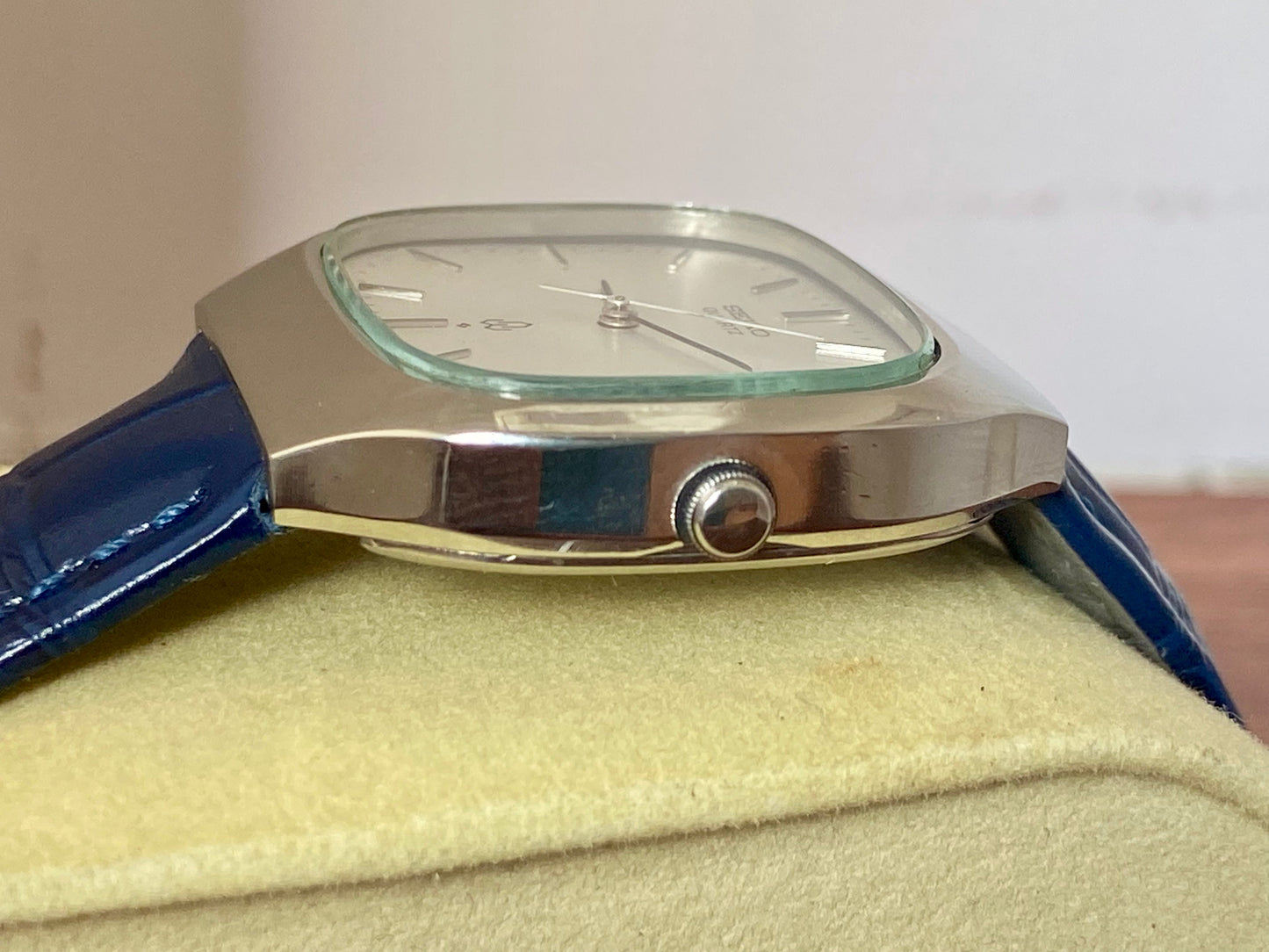 Vintage Seiko Quartz 4122-5010 White Sand, TV Case, January 1978 UK VINTAGE WATCH LTD