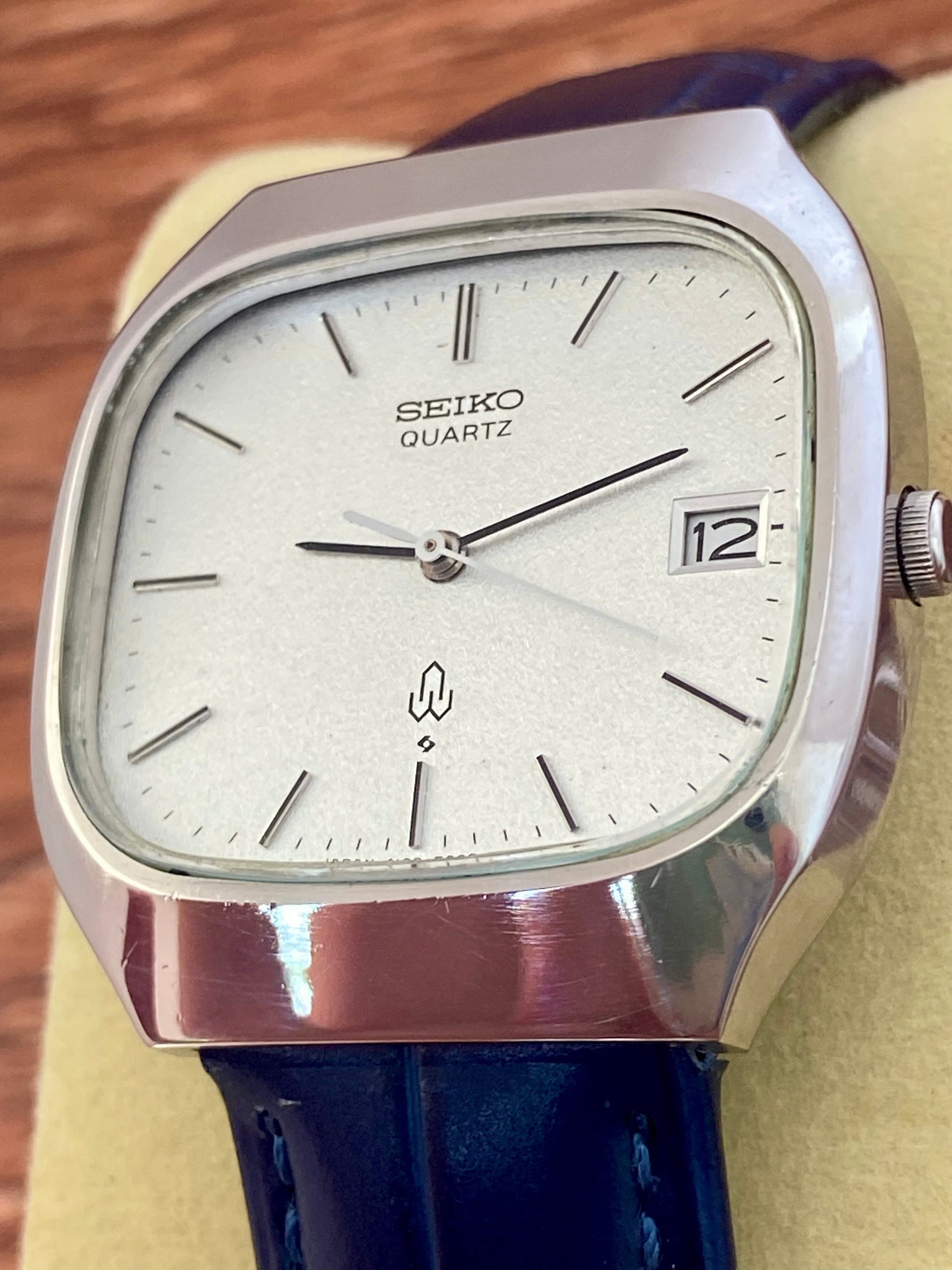 Vintage Seiko Quartz 4122-5010 White Sand, TV Case, January 1978 UK VINTAGE WATCH LTD