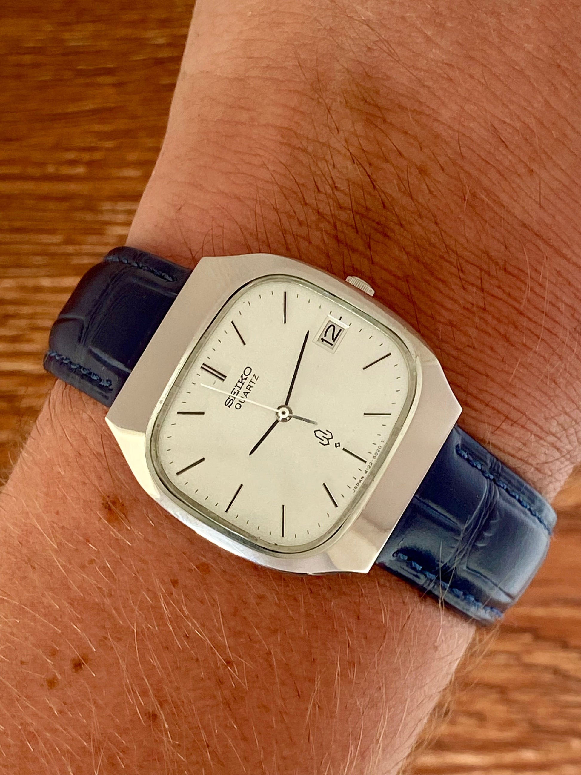 Vintage Seiko Quartz 4122-5010 White Sand, TV Case, January 1978 UK VINTAGE WATCH LTD