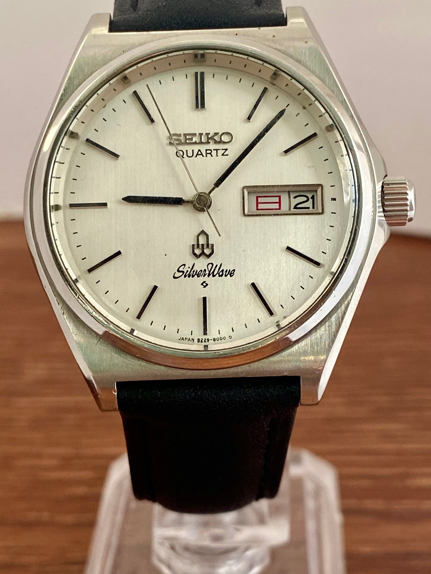 Vintage Seiko Quartz 8229-8000 White Silver Wave June 1981 UK VINTAGE WATCH LTD