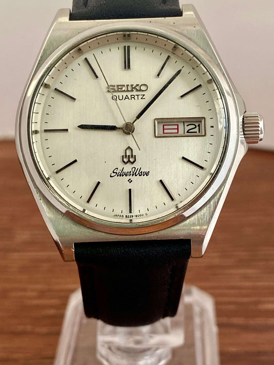 Vintage Seiko Quartz 8229-8000 White Silver Wave June 1981 UK VINTAGE WATCH LTD