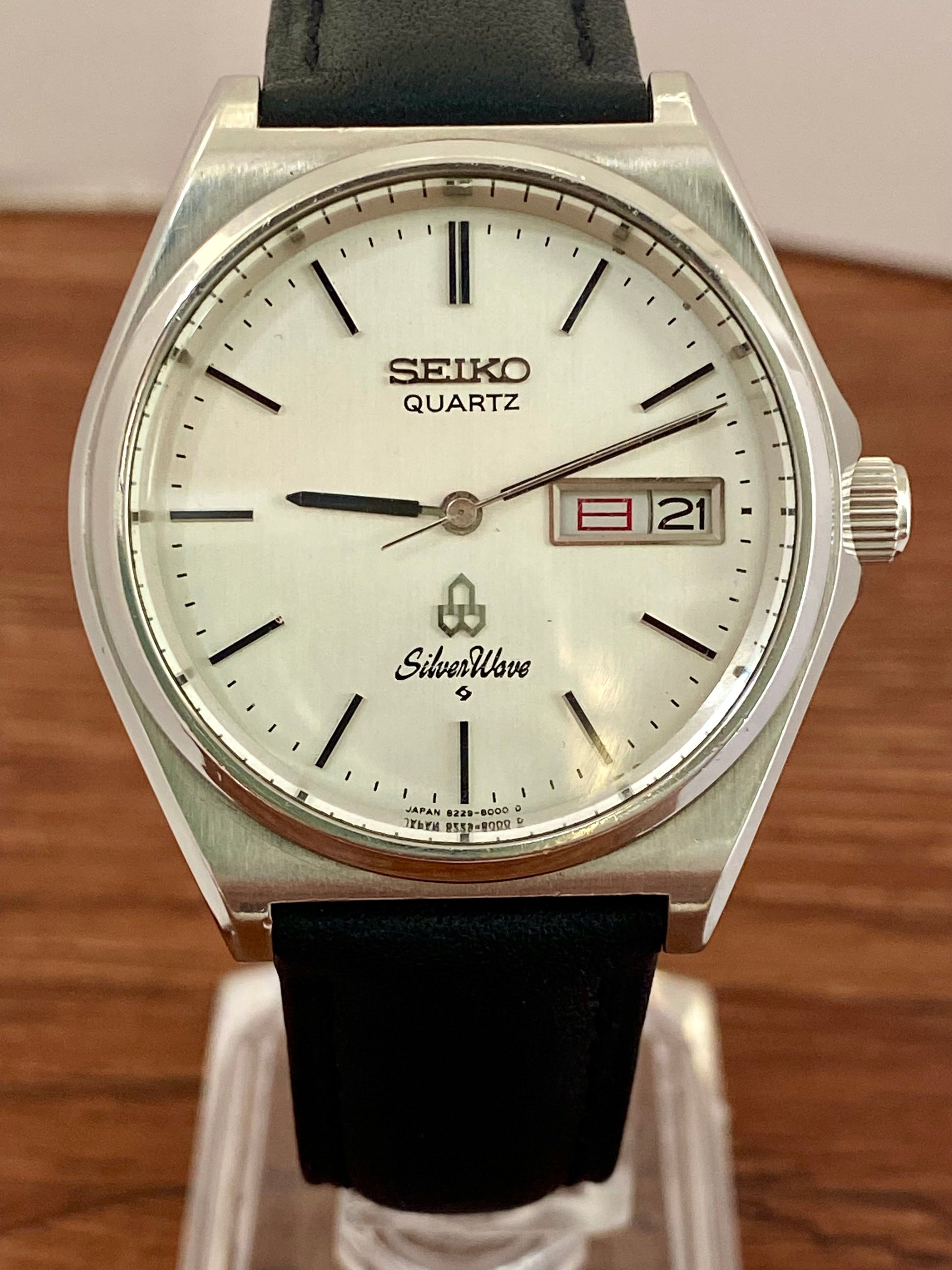 Vintage Seiko Quartz 8229-8000 White Silver Wave June 1981 UK VINTAGE WATCH LTD