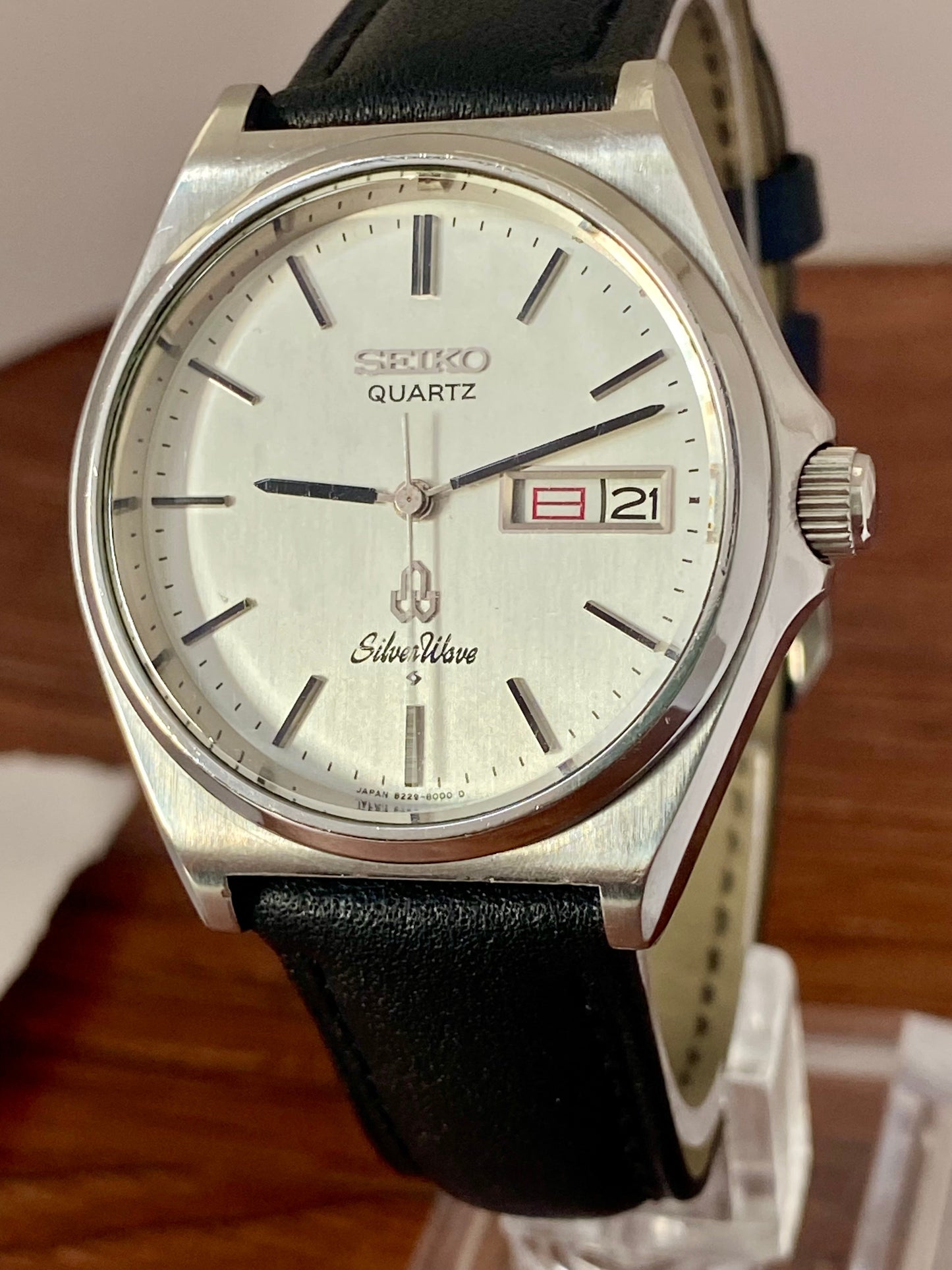 Vintage Seiko Quartz 8229-8000 White Silver Wave June 1981 UK VINTAGE WATCH LTD