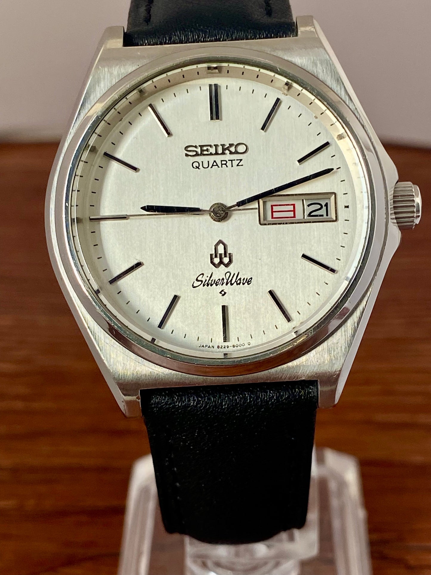 Vintage Seiko Quartz 8229-8000 White Silver Wave June 1981 UK VINTAGE WATCH LTD