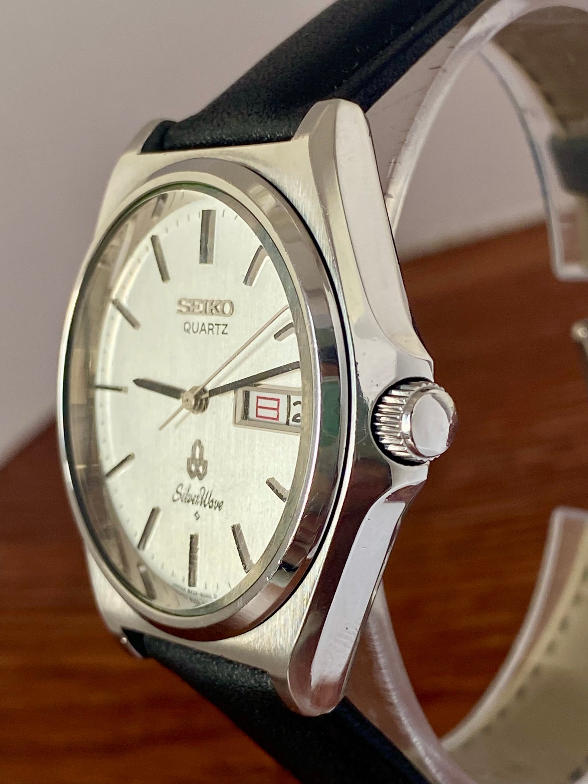 Vintage Seiko Quartz 8229-8000 White Silver Wave June 1981 UK VINTAGE WATCH LTD