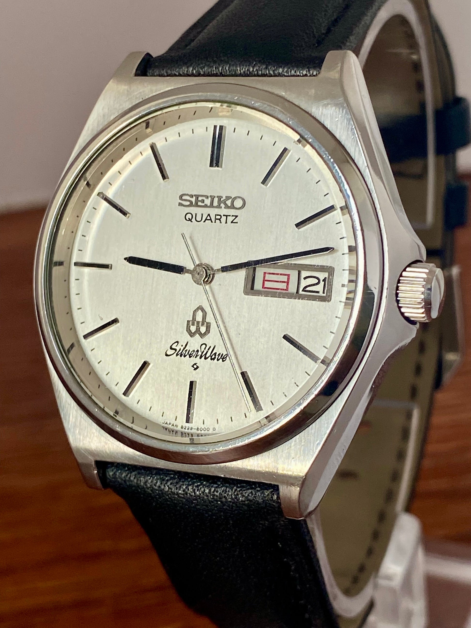 Vintage Seiko Quartz 8229-8000 White Silver Wave June 1981 UK VINTAGE WATCH LTD