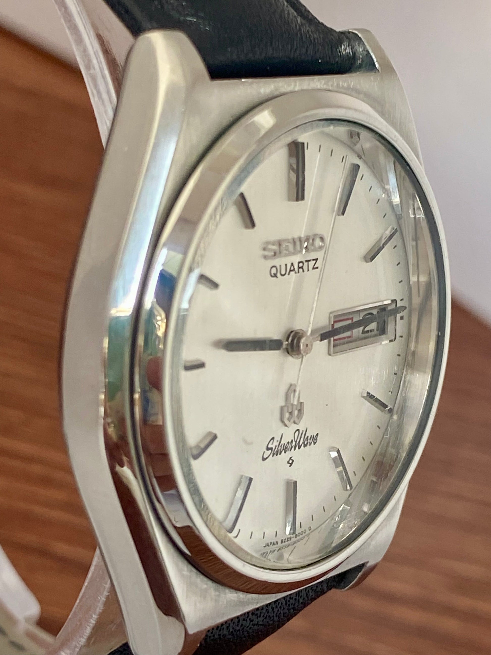 Vintage Seiko Quartz 8229-8000 White Silver Wave June 1981 UK VINTAGE WATCH LTD