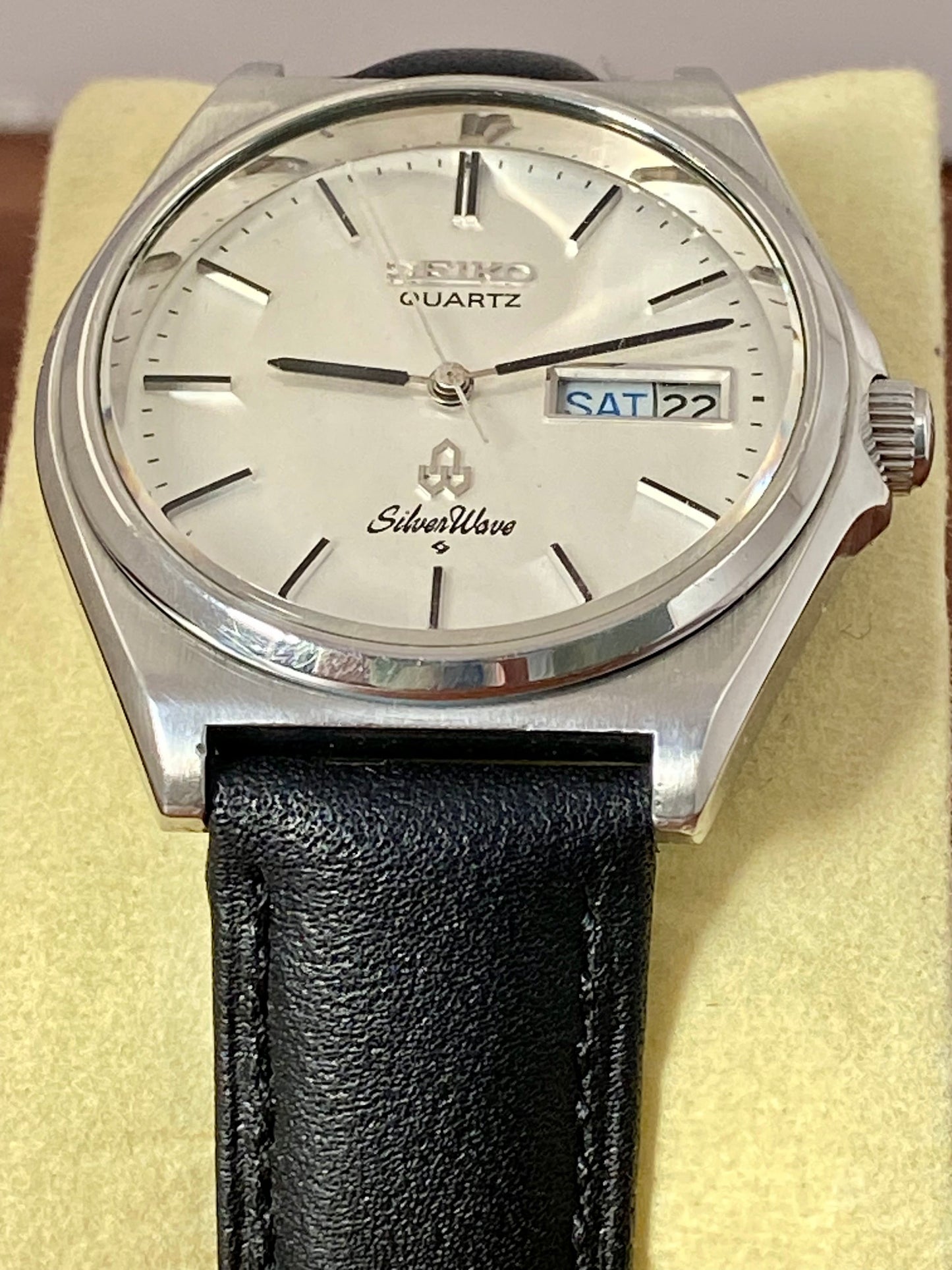 Vintage Seiko Quartz 8229-8000 White Silver Wave June 1981 UK VINTAGE WATCH LTD