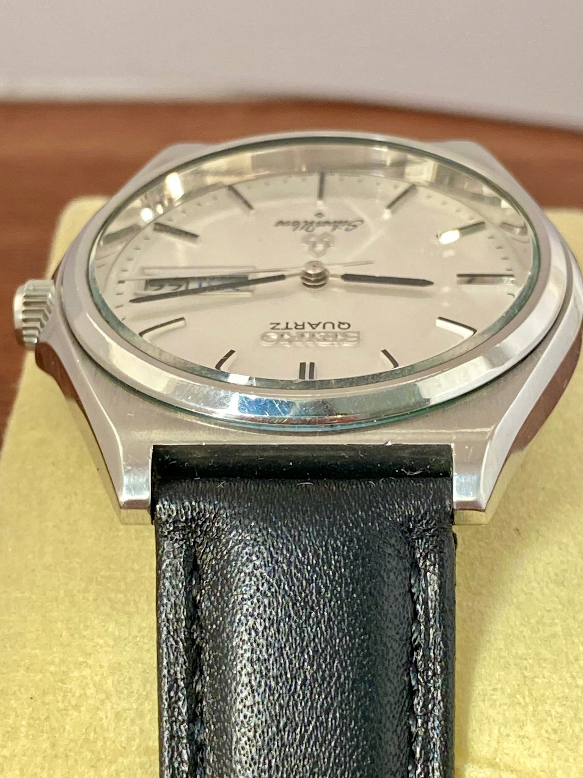 Vintage Seiko Quartz 8229-8000 White Silver Wave June 1981 UK VINTAGE WATCH LTD