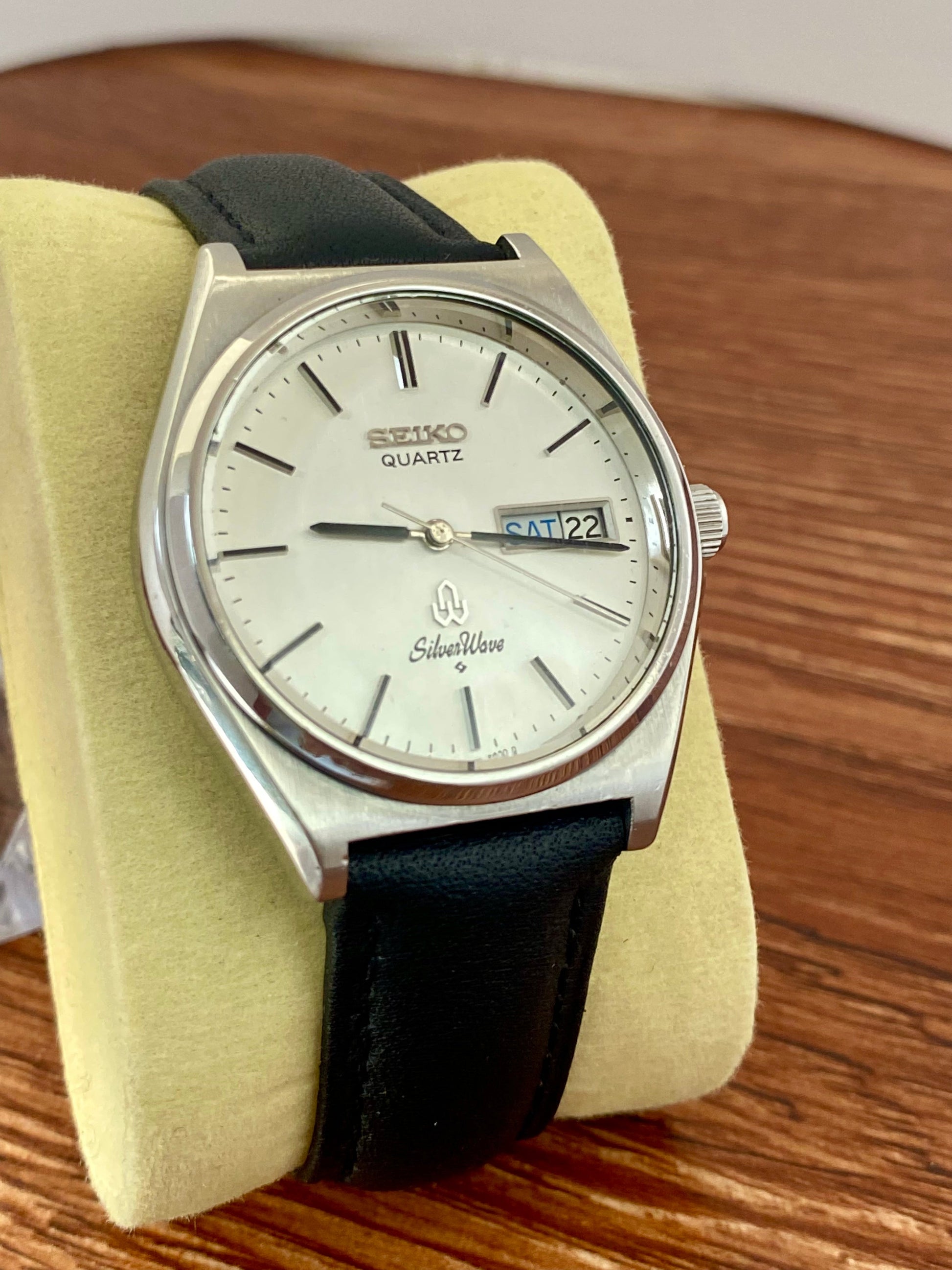 Vintage Seiko Quartz 8229-8000 White Silver Wave June 1981 UK VINTAGE WATCH LTD