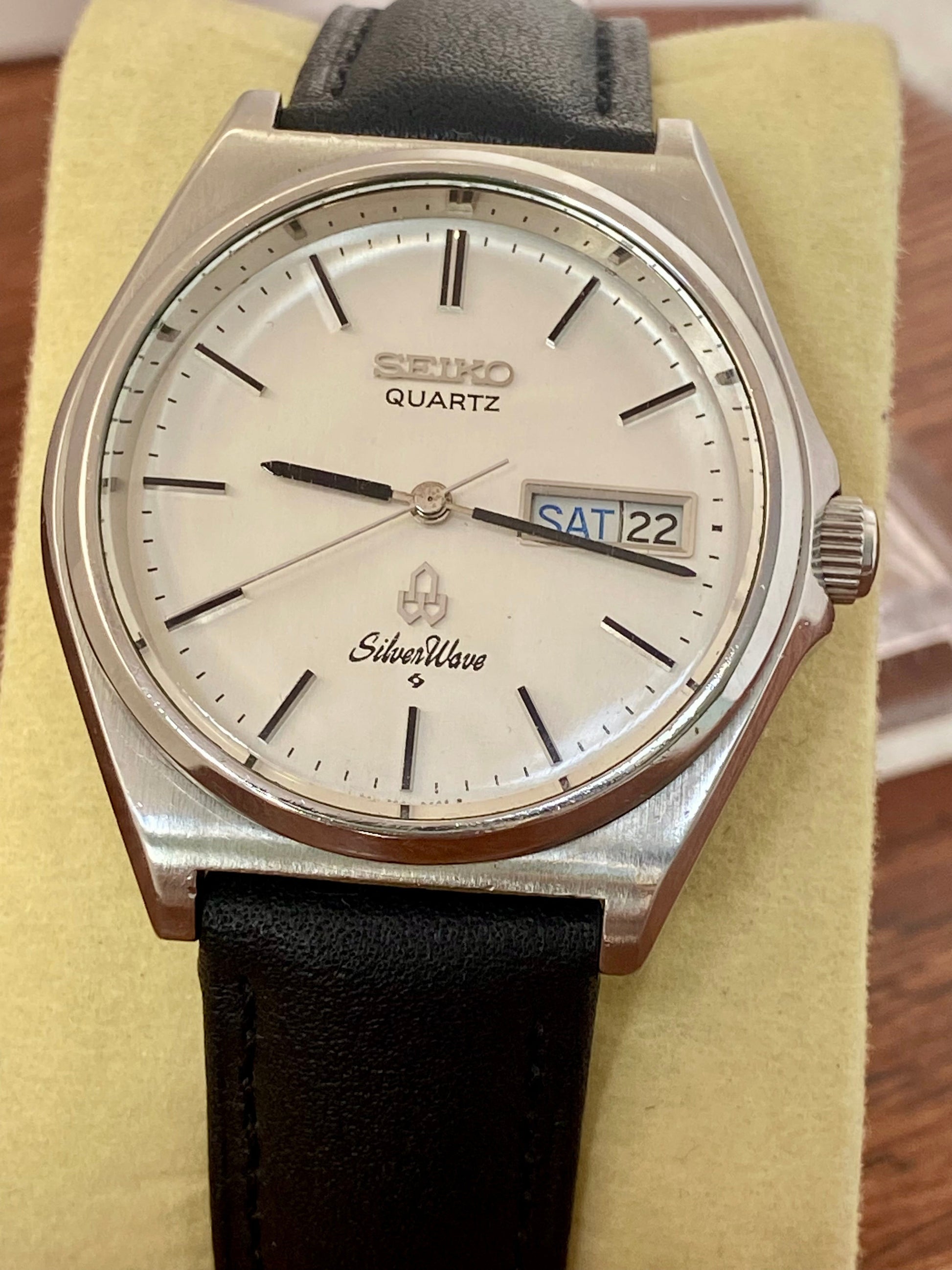 Vintage Seiko Quartz 8229-8000 White Silver Wave June 1981 UK VINTAGE WATCH LTD