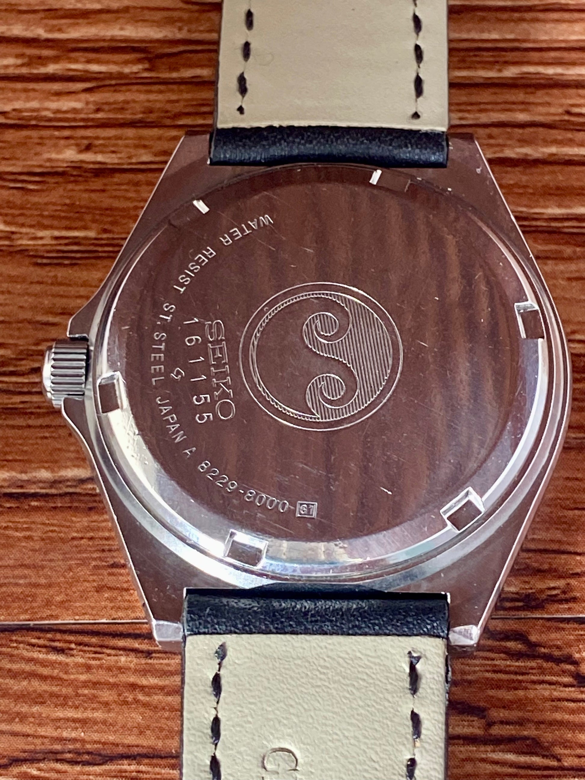 Vintage Seiko Quartz 8229-8000 White Silver Wave June 1981 UK VINTAGE WATCH LTD