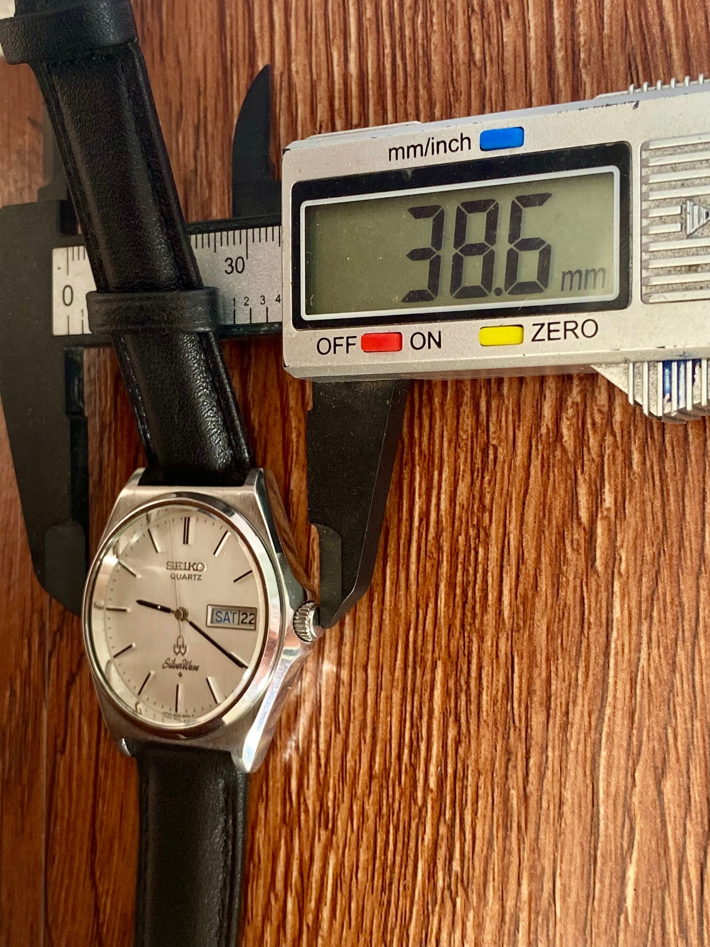 Vintage Seiko Quartz 8229-8000 White Silver Wave June 1981 UK VINTAGE WATCH LTD