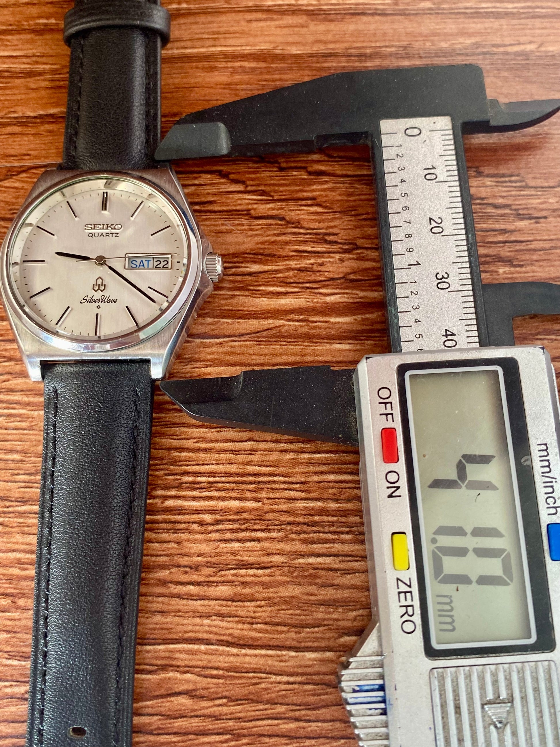Vintage Seiko Quartz 8229-8000 White Silver Wave June 1981 UK VINTAGE WATCH LTD