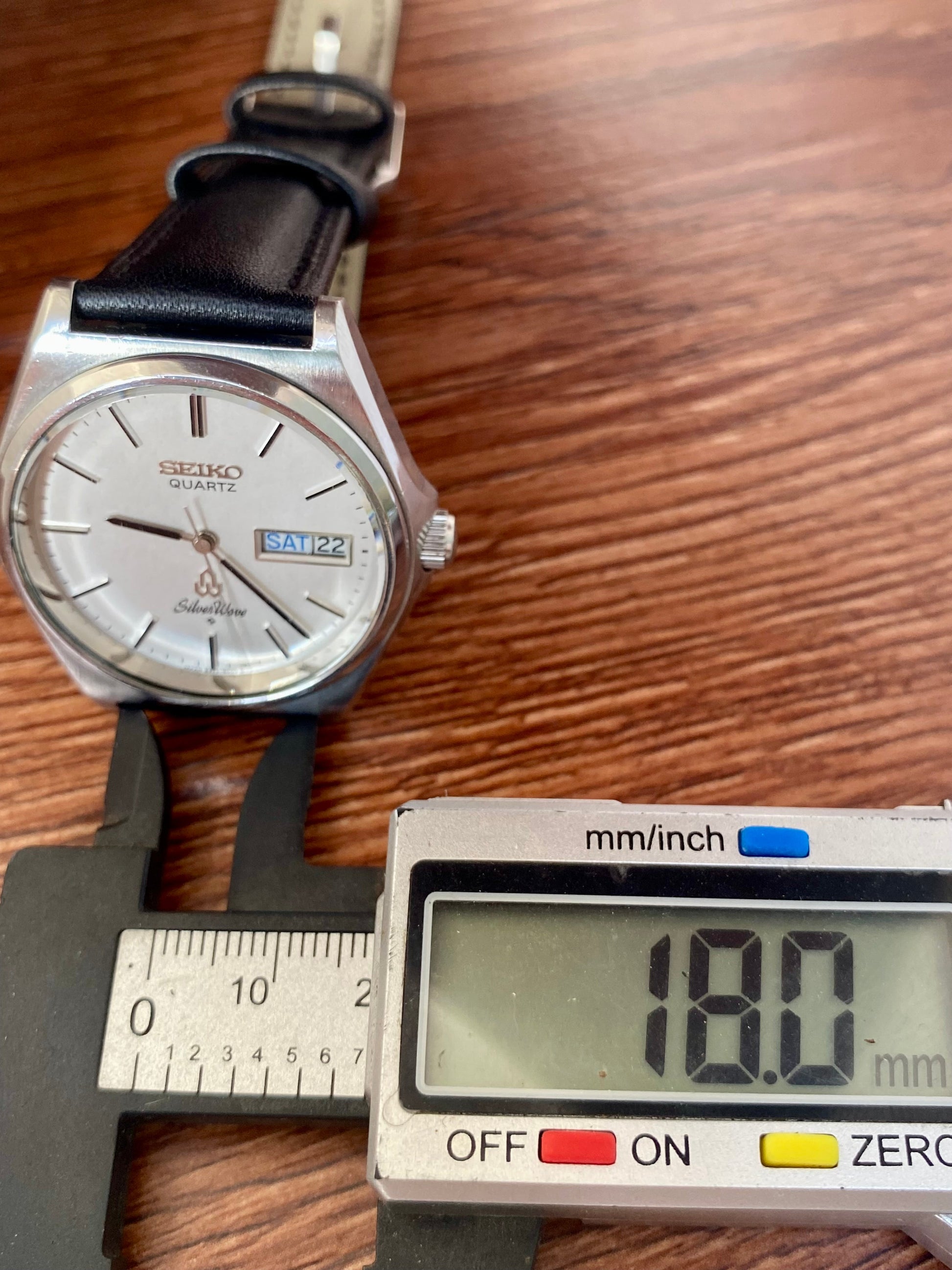 Vintage Seiko Quartz 8229-8000 White Silver Wave June 1981 UK VINTAGE WATCH LTD
