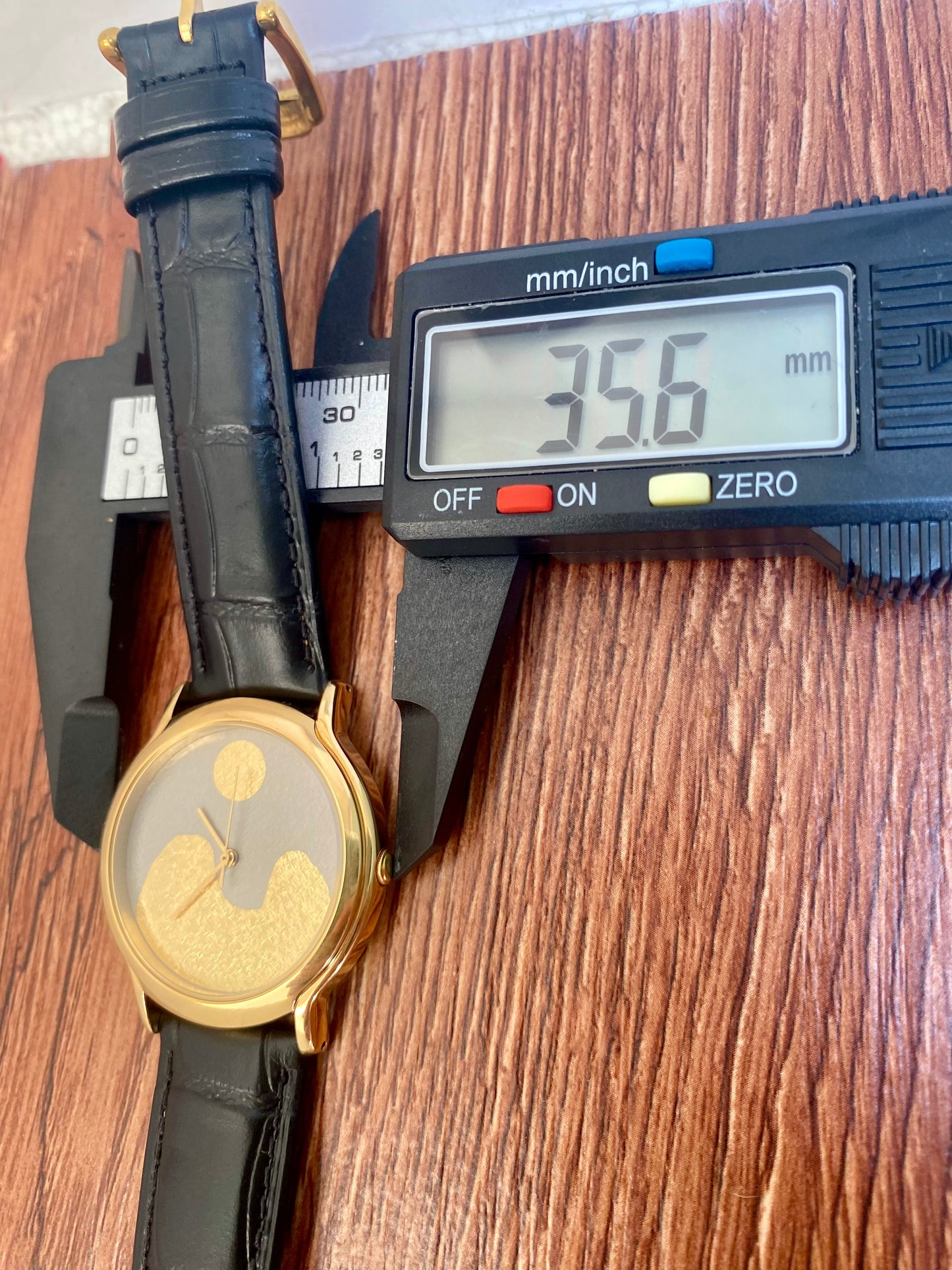 Vintage Seiko Quartz V811-2020 Limited Edition Sumo, Rising Sun, January 1993 UK VINTAGE WATCH LTD