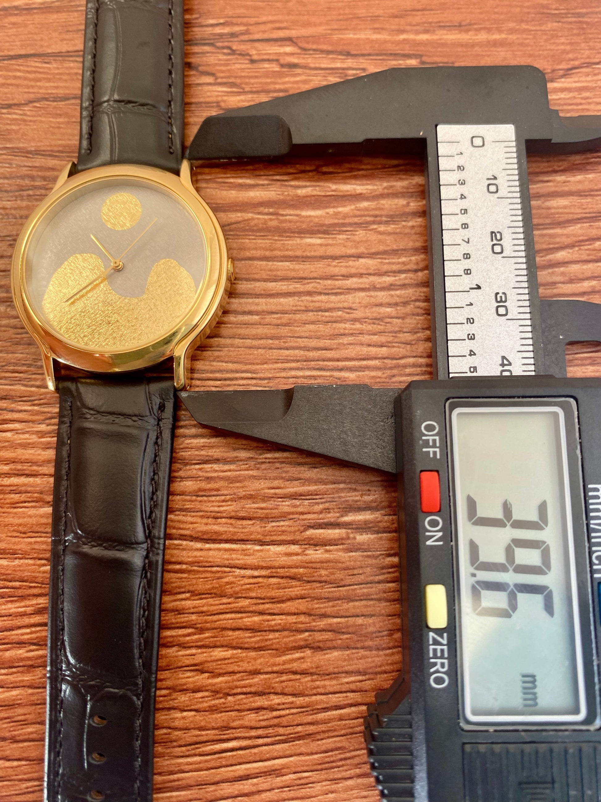 Vintage Seiko Quartz V811-2020 Limited Edition Sumo, Rising Sun, January 1993 UK VINTAGE WATCH LTD