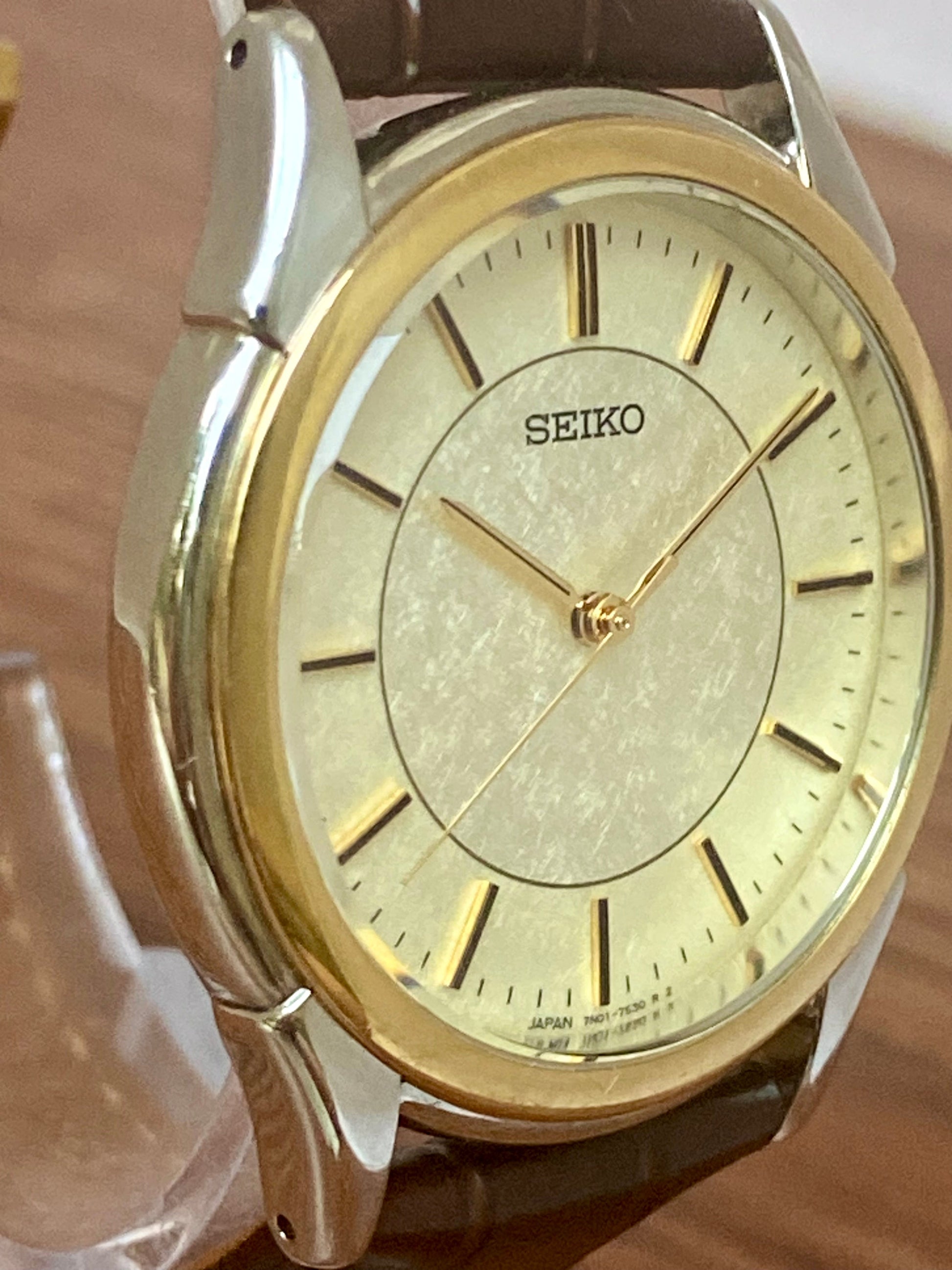 Vintage Seiko Dolce Quartz 7N01-7140 Double Circle September 1989 UK VINTAGE WATCH LTD