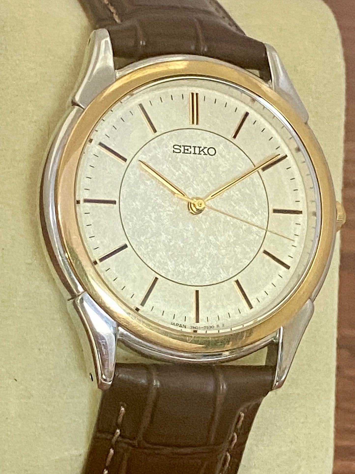 Vintage Seiko Dolce Quartz 7N01-7140 Double Circle September 1989 UK VINTAGE WATCH LTD