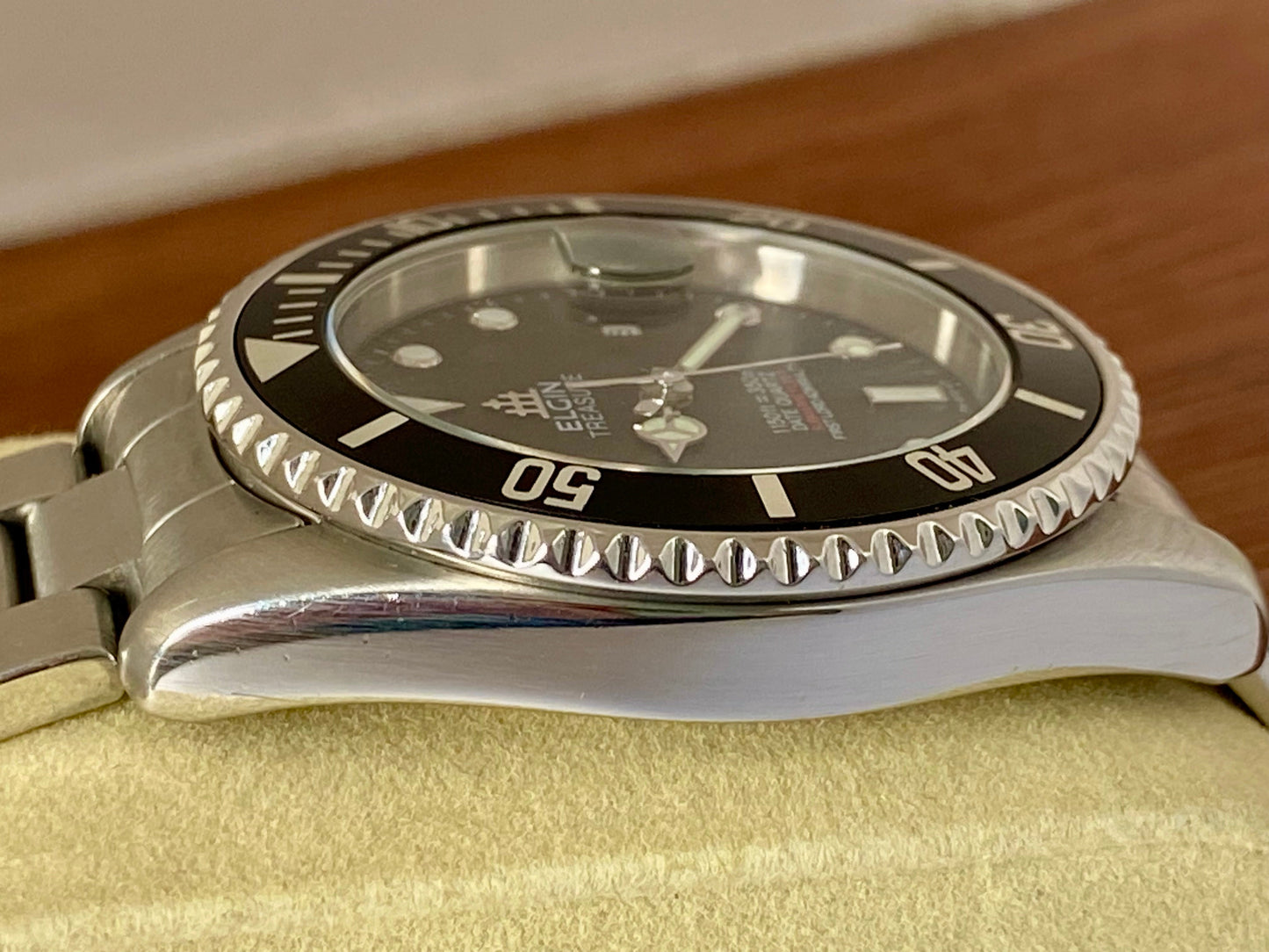 Vintage Elgin Quartz Treasure FK-272-UT Black Bezel 1990s UK VINTAGE WATCH LTD