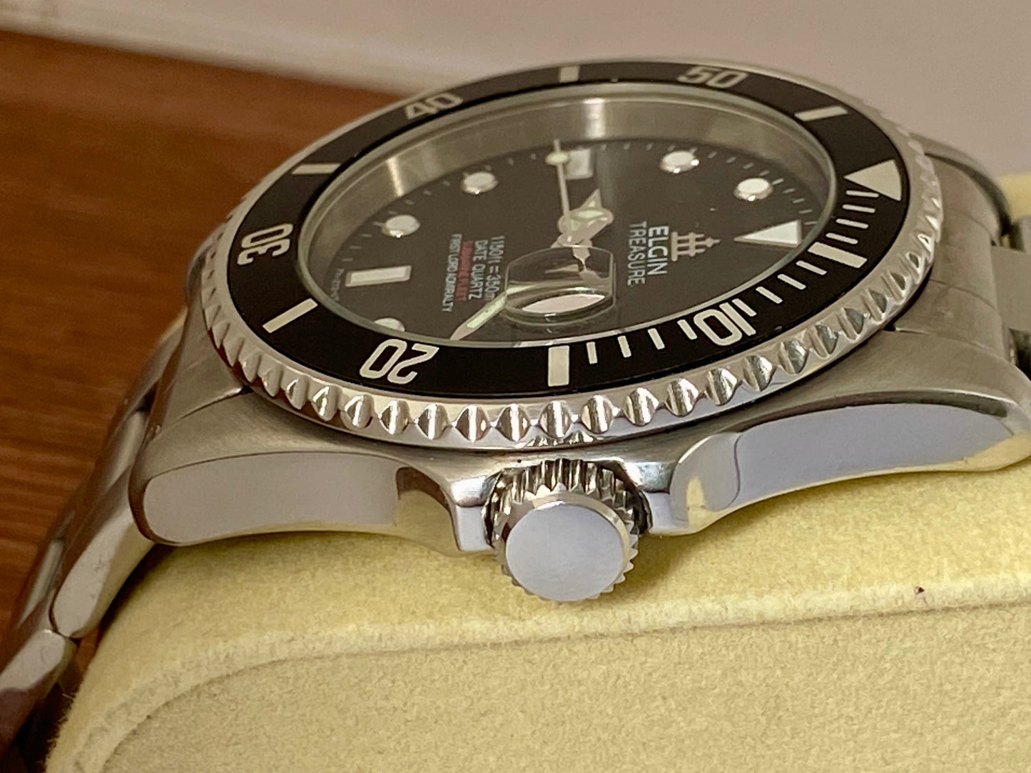 Vintage Elgin Quartz Treasure FK-272-UT Black Bezel 1990s UK VINTAGE WATCH LTD