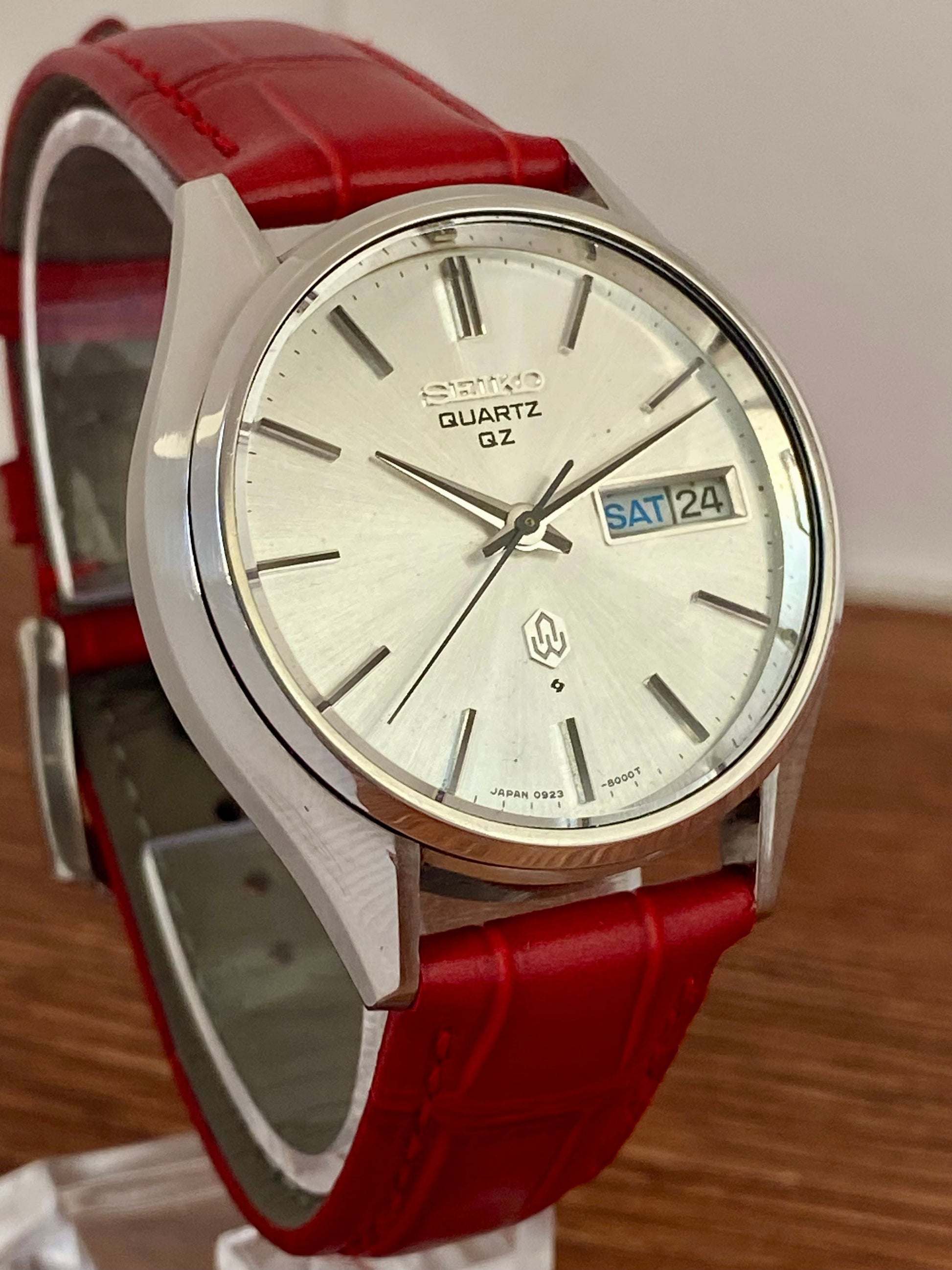 Vintage Seiko Quartz QZ 0923-8000 July 1975 White Sunburst UK VINTAGE WATCH LTD