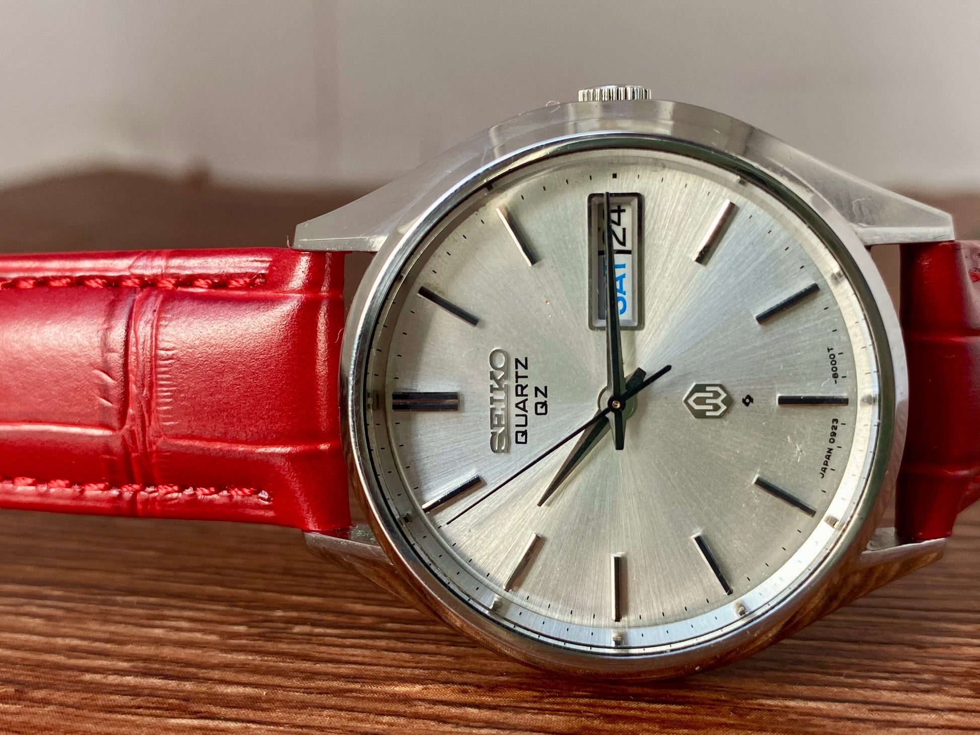 Vintage Seiko Quartz QZ 0923-8000 July 1975 White Sunburst UK VINTAGE WATCH LTD